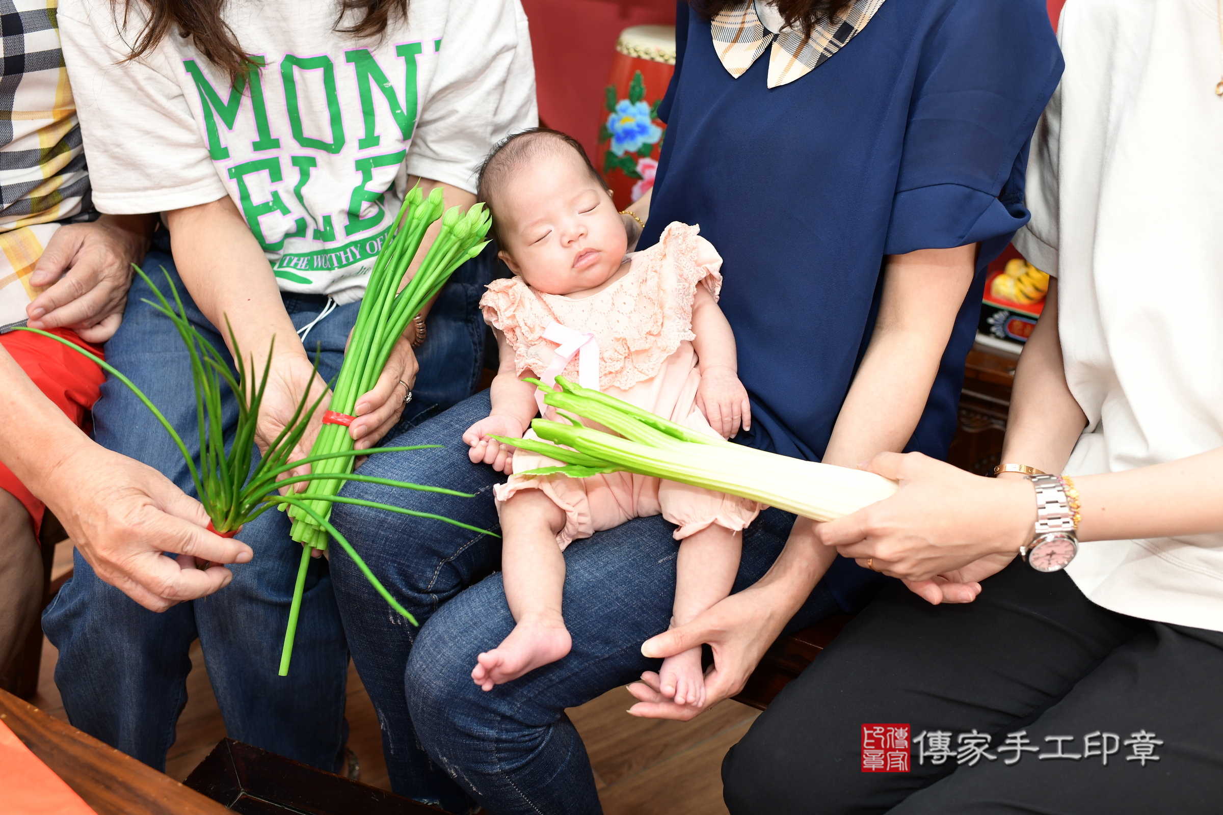 言言寶寶(新北市永和區到府嬰兒言言寶寶滿月剃頭理髮、到府嬰兒剃胎毛儀式吉祥話)。到府剃頭剃胎毛主持、專業拍照、證書。★購買「臍帶章、肚臍章、胎毛筆刷印章」贈送：剃頭、收涎、抓周，三選一。2025.7.2，照片11