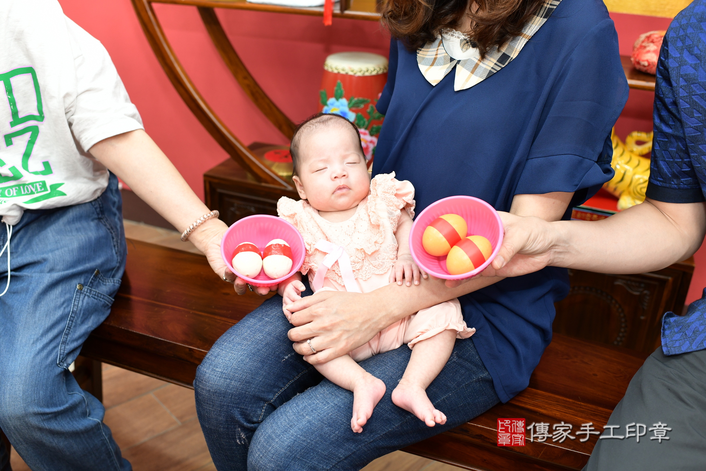 言言寶寶(新北市永和區到府嬰兒言言寶寶滿月剃頭理髮、到府嬰兒剃胎毛儀式吉祥話)。到府剃頭剃胎毛主持、專業拍照、證書。★購買「臍帶章、肚臍章、胎毛筆刷印章」贈送：剃頭、收涎、抓周，三選一。2025.7.2，照片5