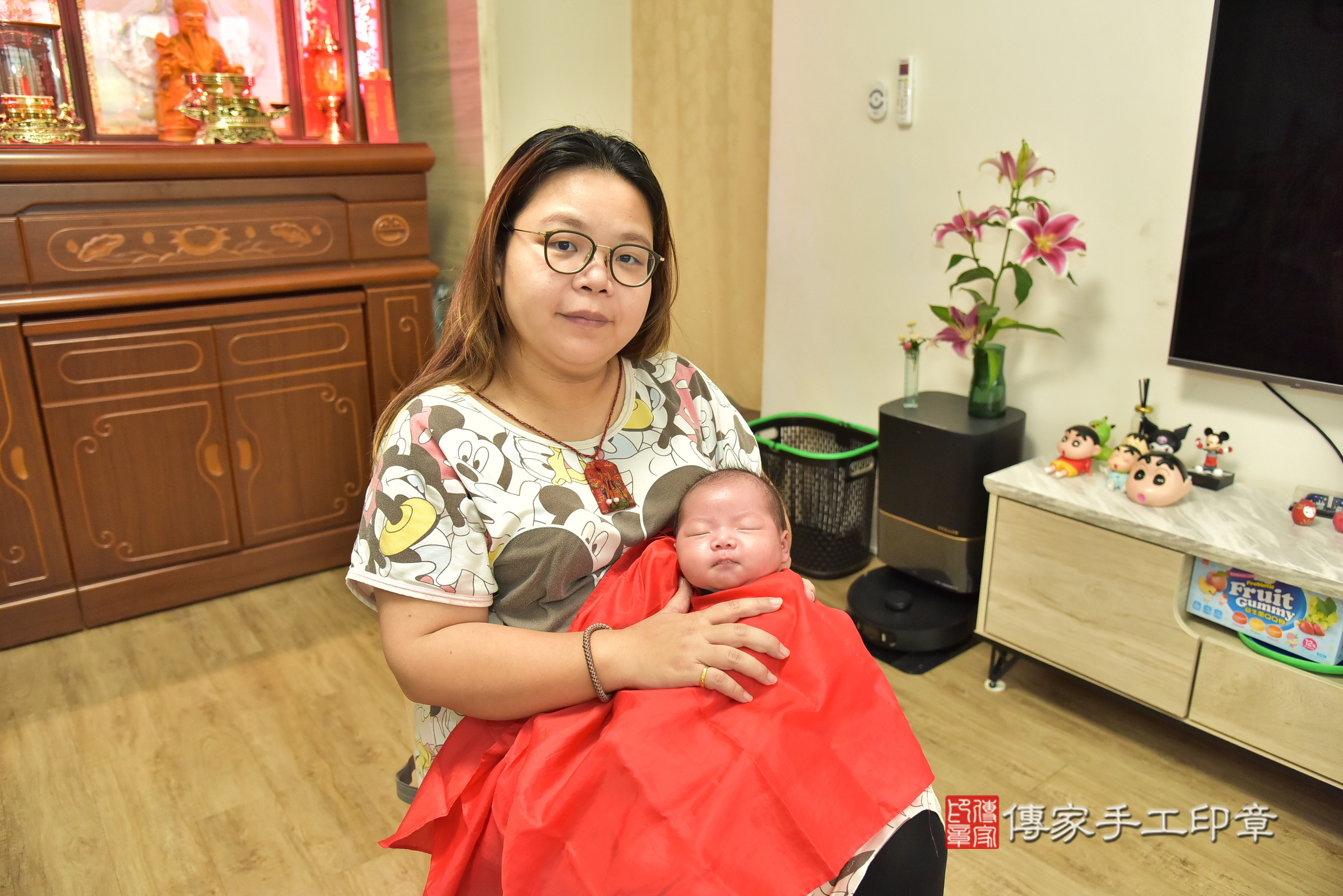 宥宥寶寶(新北市新店區到府嬰兒宥宥寶寶滿月剃頭理髮、到府嬰兒剃胎毛儀式吉祥話)。到府剃頭剃胎毛主持、專業拍照、證書。★購買「臍帶章、肚臍章、胎毛筆刷印章」贈送：剃頭、收涎、抓周，三選一。2025.7.3，照片18