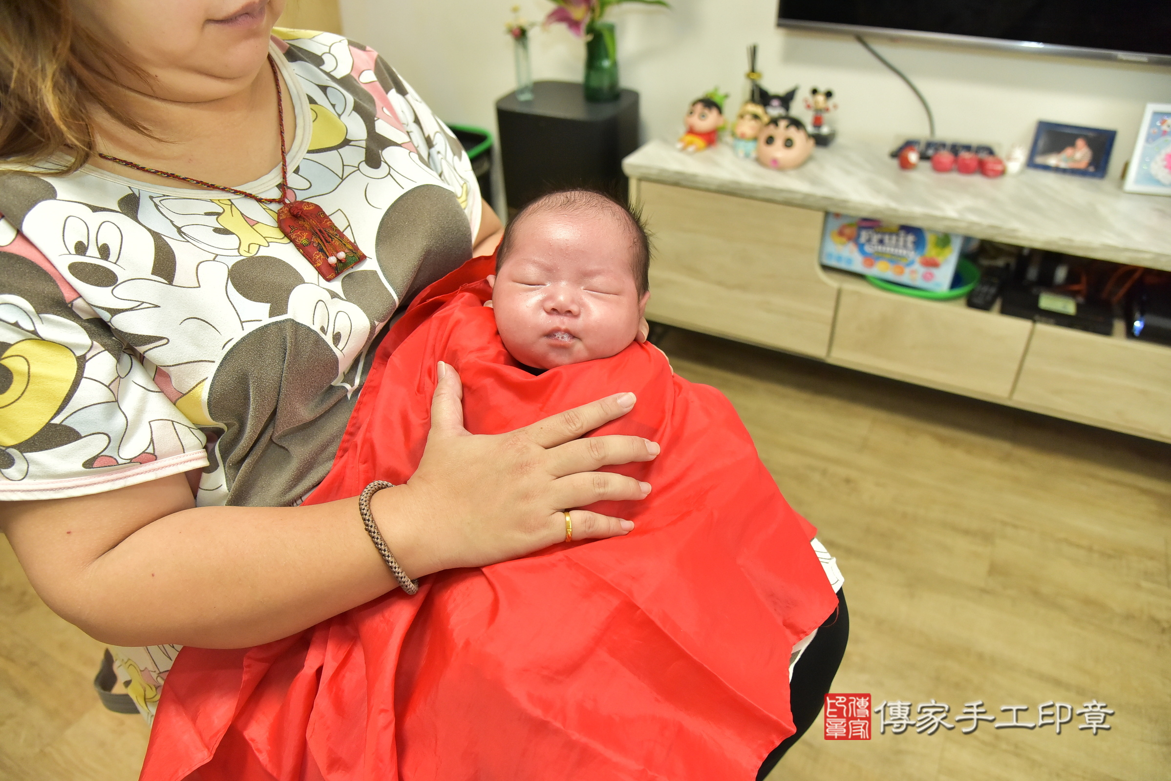 宥宥寶寶(新北市新店區到府嬰兒宥宥寶寶滿月剃頭理髮、到府嬰兒剃胎毛儀式吉祥話)。到府剃頭剃胎毛主持、專業拍照、證書。★購買「臍帶章、肚臍章、胎毛筆刷印章」贈送：剃頭、收涎、抓周，三選一。2025.7.3，照片19
