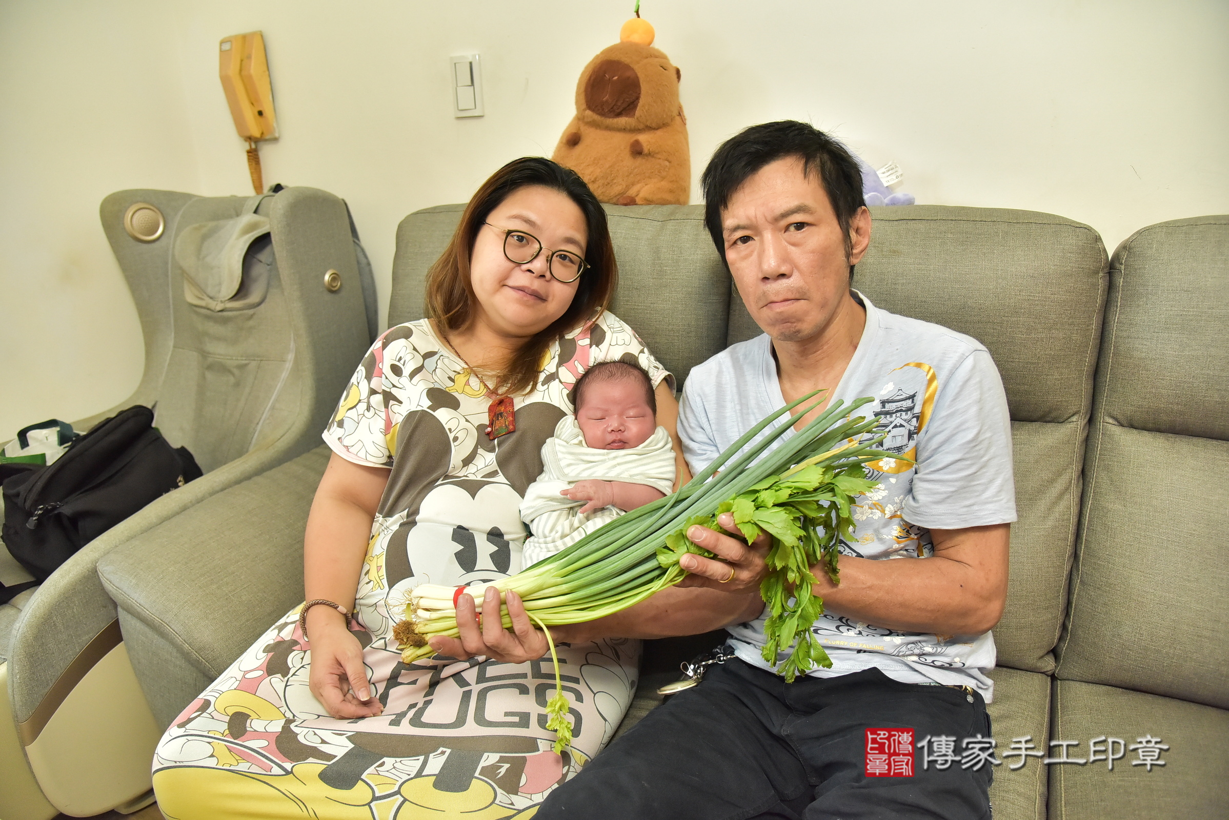 宥宥寶寶(新北市新店區到府嬰兒宥宥寶寶滿月剃頭理髮、到府嬰兒剃胎毛儀式吉祥話)。到府剃頭剃胎毛主持、專業拍照、證書。★購買「臍帶章、肚臍章、胎毛筆刷印章」贈送：剃頭、收涎、抓周，三選一。2025.7.3，照片12