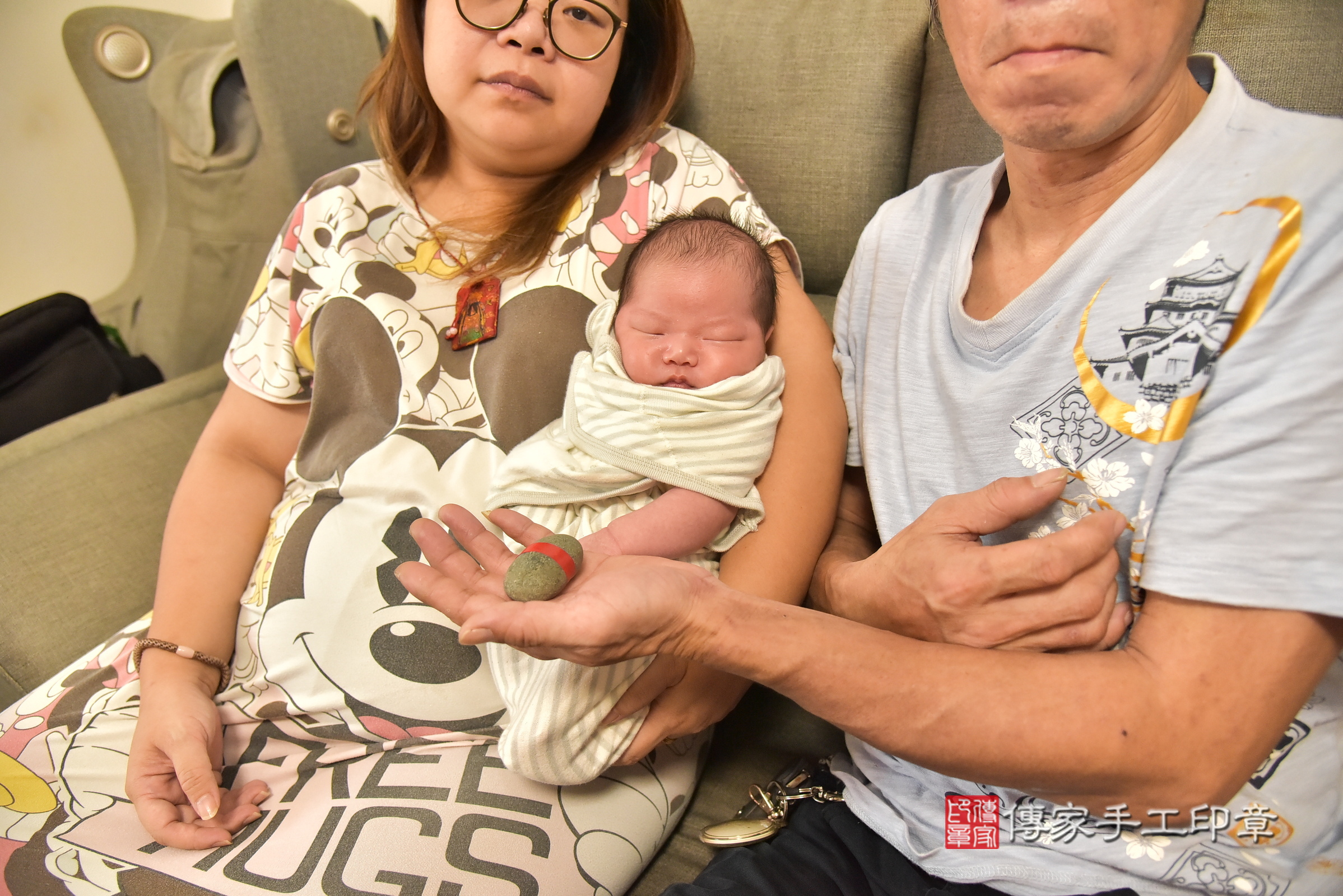宥宥寶寶(新北市新店區到府嬰兒宥宥寶寶滿月剃頭理髮、到府嬰兒剃胎毛儀式吉祥話)。到府剃頭剃胎毛主持、專業拍照、證書。★購買「臍帶章、肚臍章、胎毛筆刷印章」贈送：剃頭、收涎、抓周，三選一。2025.7.3，照片11