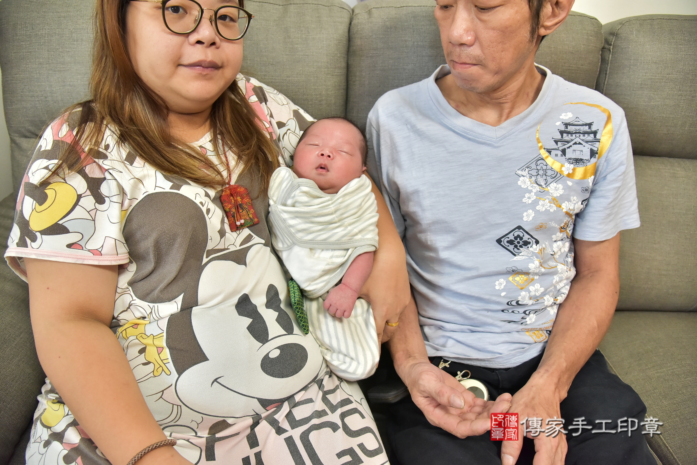宥宥寶寶(新北市新店區到府嬰兒宥宥寶寶滿月剃頭理髮、到府嬰兒剃胎毛儀式吉祥話)。到府剃頭剃胎毛主持、專業拍照、證書。★購買「臍帶章、肚臍章、胎毛筆刷印章」贈送：剃頭、收涎、抓周，三選一。2025.7.3，照片2