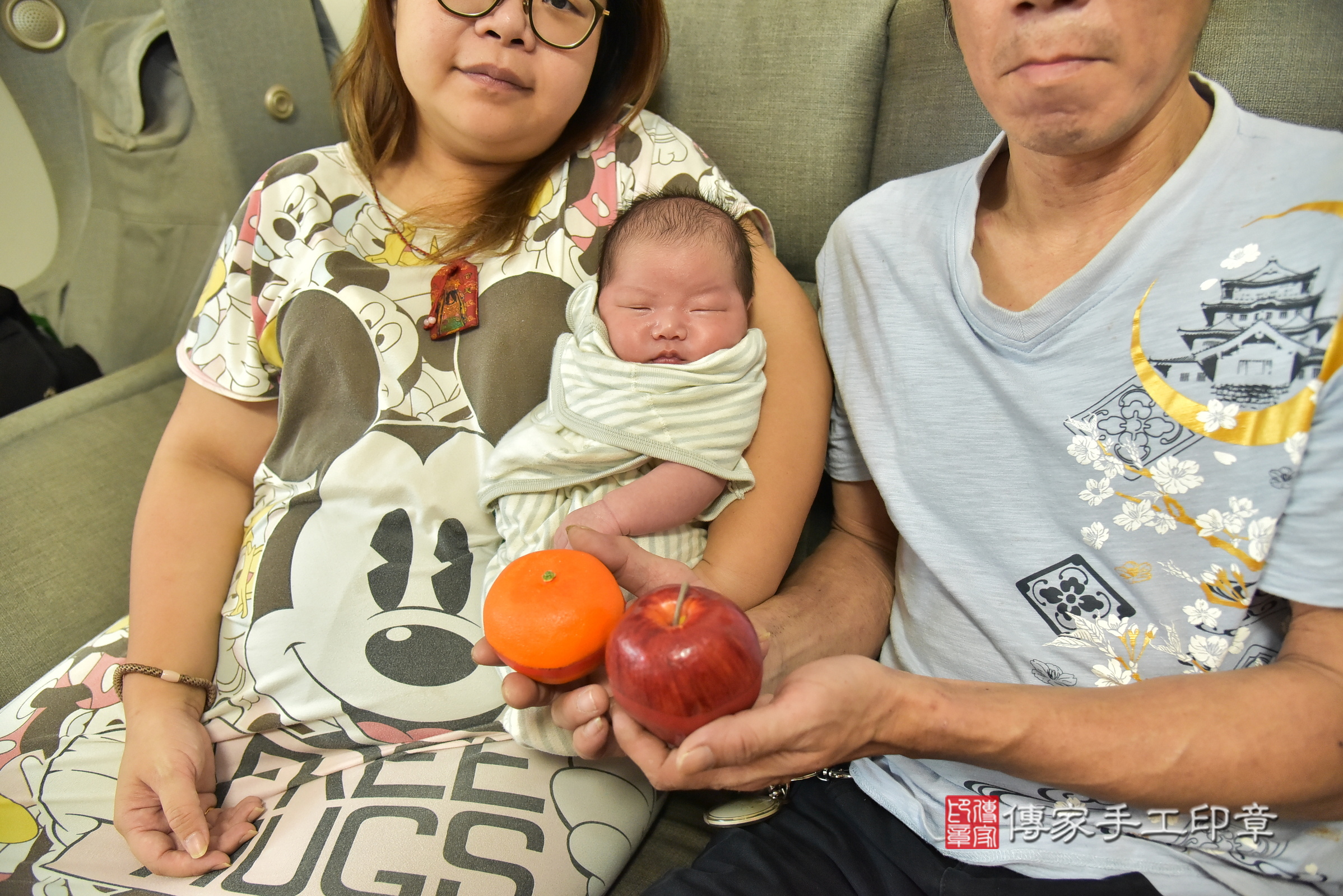 宥宥寶寶(新北市新店區到府嬰兒宥宥寶寶滿月剃頭理髮、到府嬰兒剃胎毛儀式吉祥話)。到府剃頭剃胎毛主持、專業拍照、證書。★購買「臍帶章、肚臍章、胎毛筆刷印章」贈送：剃頭、收涎、抓周，三選一。2025.7.3，照片9