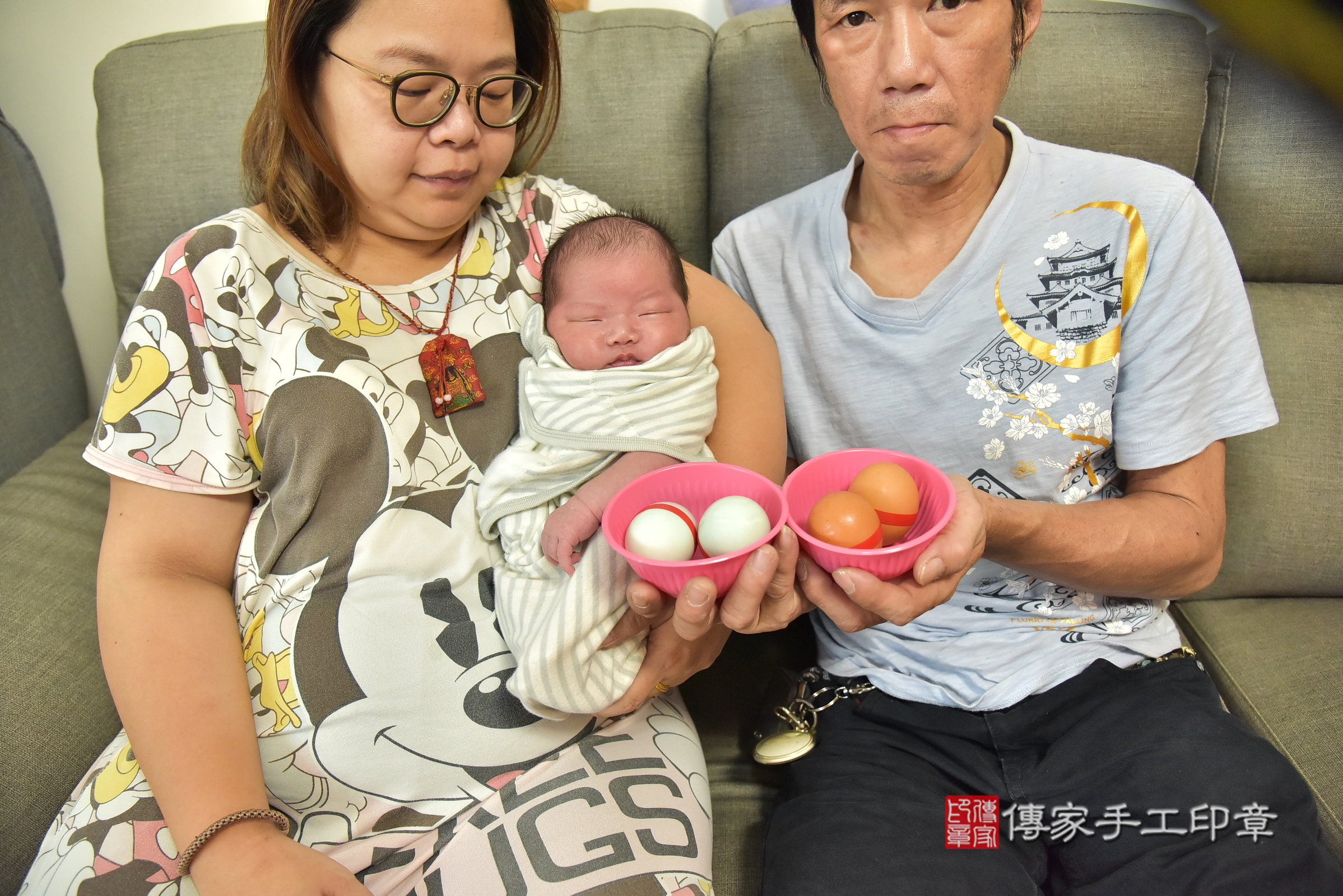 宥宥寶寶(新北市新店區到府嬰兒宥宥寶寶滿月剃頭理髮、到府嬰兒剃胎毛儀式吉祥話)。到府剃頭剃胎毛主持、專業拍照、證書。★購買「臍帶章、肚臍章、胎毛筆刷印章」贈送：剃頭、收涎、抓周，三選一。2025.7.3，照片5