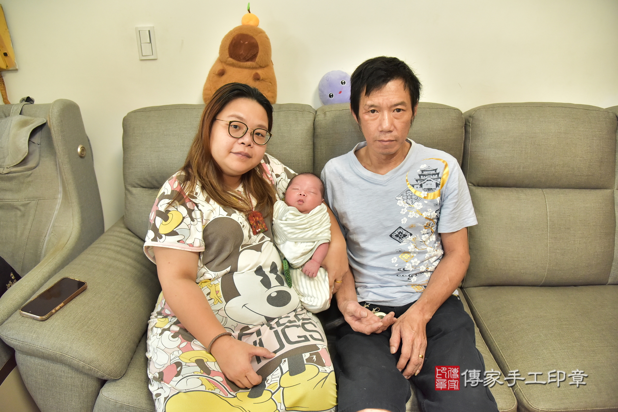 宥宥寶寶(新北市新店區到府嬰兒宥宥寶寶滿月剃頭理髮、到府嬰兒剃胎毛儀式吉祥話)。到府剃頭剃胎毛主持、專業拍照、證書。★購買「臍帶章、肚臍章、胎毛筆刷印章」贈送：剃頭、收涎、抓周，三選一。2025.7.3，照片1