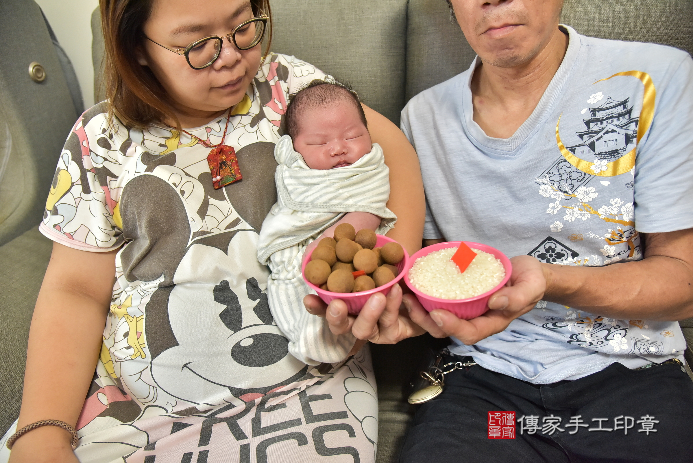 宥宥寶寶(新北市新店區到府嬰兒宥宥寶寶滿月剃頭理髮、到府嬰兒剃胎毛儀式吉祥話)。到府剃頭剃胎毛主持、專業拍照、證書。★購買「臍帶章、肚臍章、胎毛筆刷印章」贈送：剃頭、收涎、抓周，三選一。2025.7.3，照片6