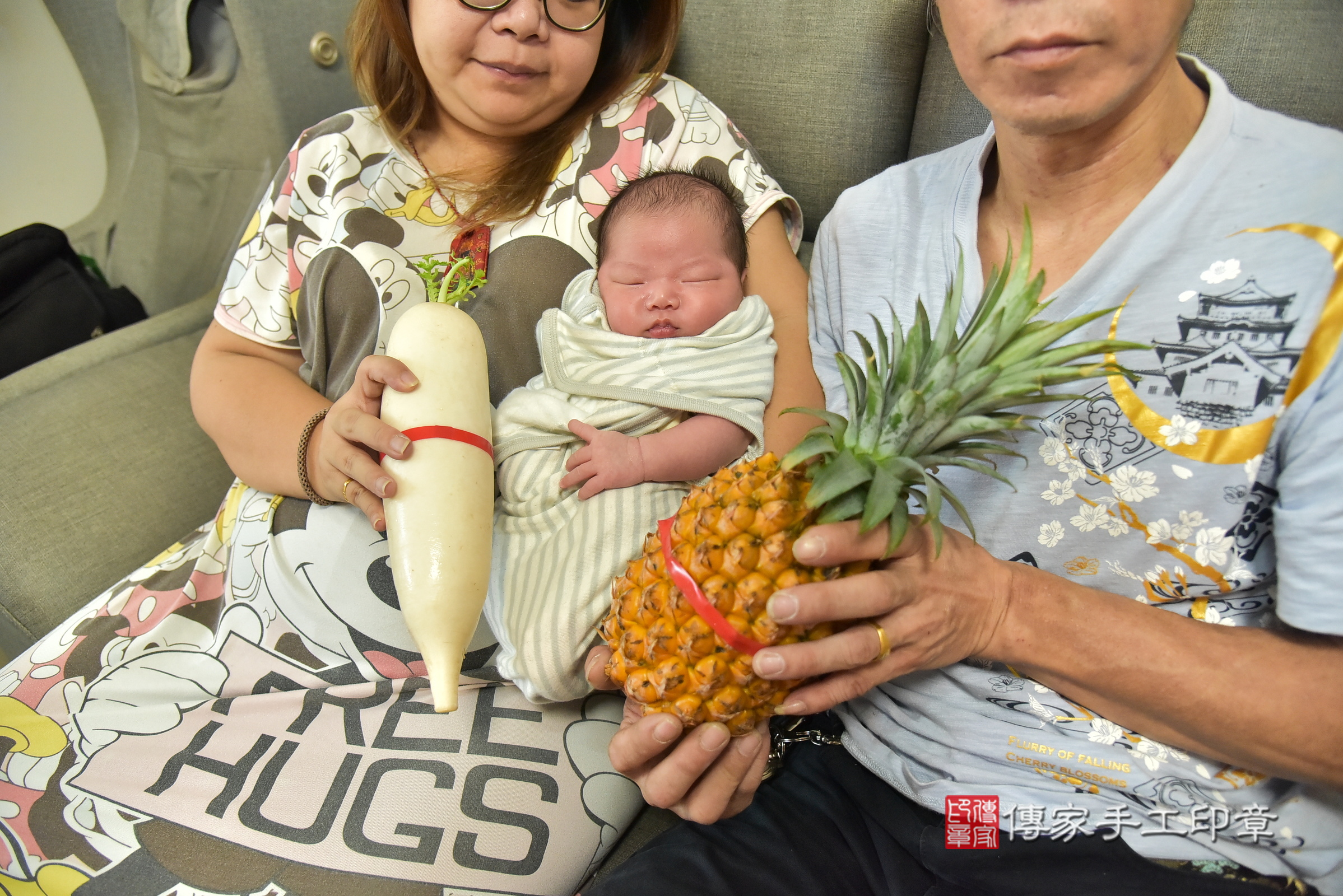 宥宥寶寶(新北市新店區到府嬰兒宥宥寶寶滿月剃頭理髮、到府嬰兒剃胎毛儀式吉祥話)。到府剃頭剃胎毛主持、專業拍照、證書。★購買「臍帶章、肚臍章、胎毛筆刷印章」贈送：剃頭、收涎、抓周，三選一。2025.7.3，照片15