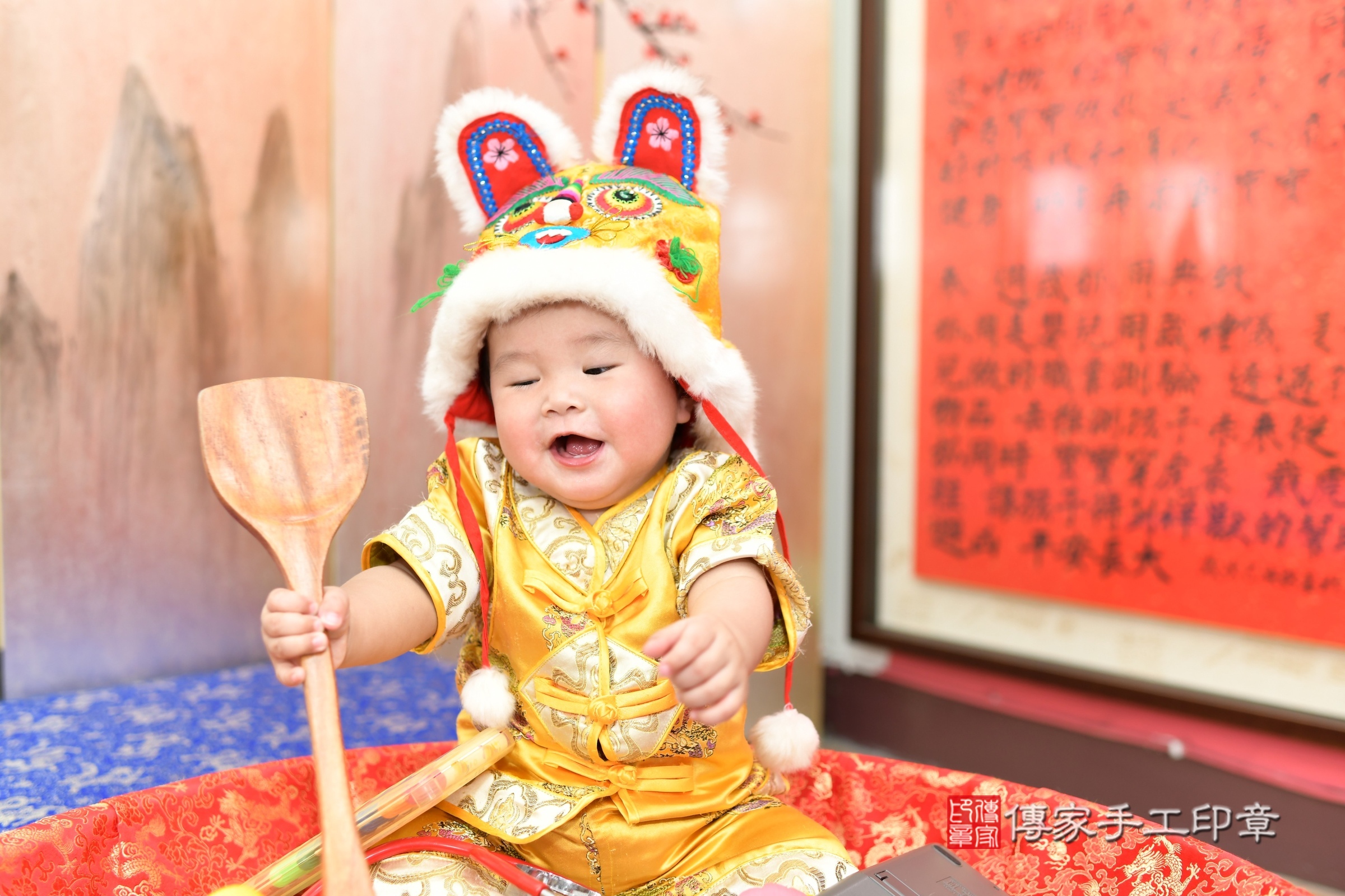 新北市永和區小煜寶寶抓周推薦：傳家新北店抓周度脺中國風會場，嬰兒古禮抓周流程儀式吉祥話、抓周道具物品24種、拍照。抓周證書。2025.7.23，照片3