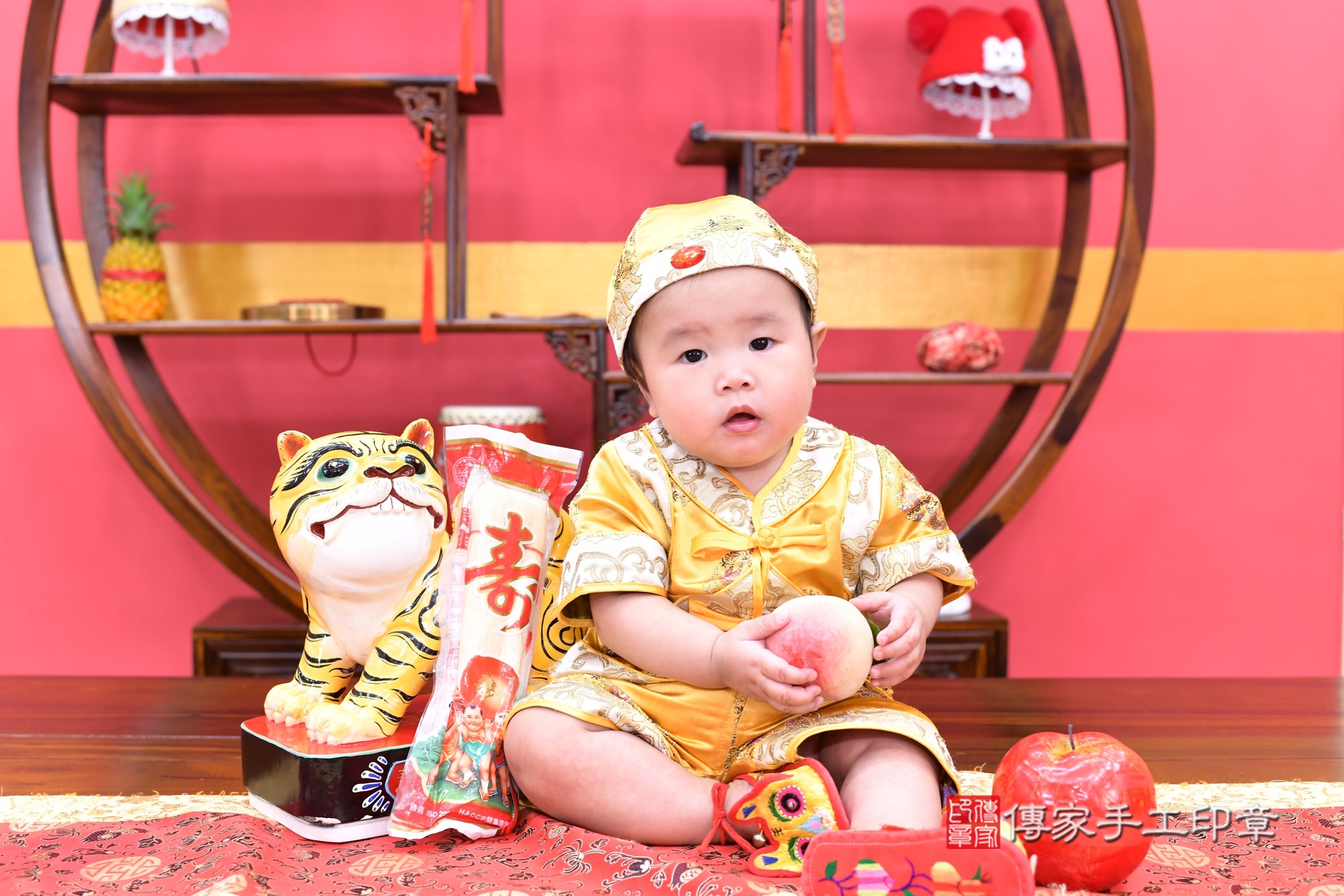 新北市永和區小煜寶寶抓周推薦：傳家新北店抓周度脺中國風會場，嬰兒古禮抓周流程儀式吉祥話、抓周道具物品24種、拍照。抓周證書。2025.7.23，照片8