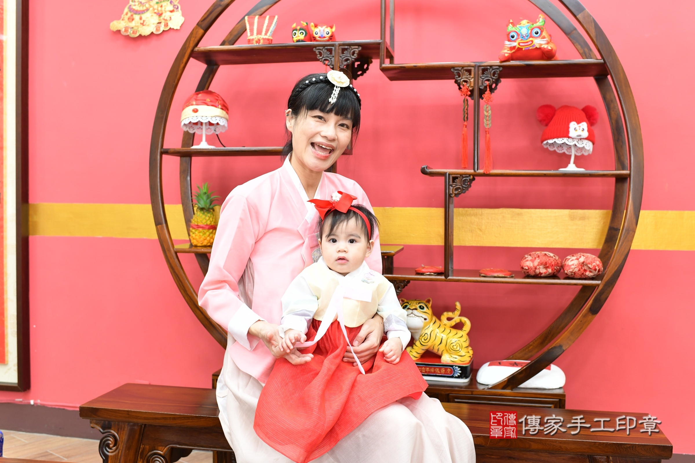 新北市永和區昕昕寶寶抓周推薦：傳家新北店抓周度脺中國風會場，嬰兒古禮抓周流程儀式吉祥話、抓周道具物品24種、拍照。抓周證書。2025.7.24，照片4