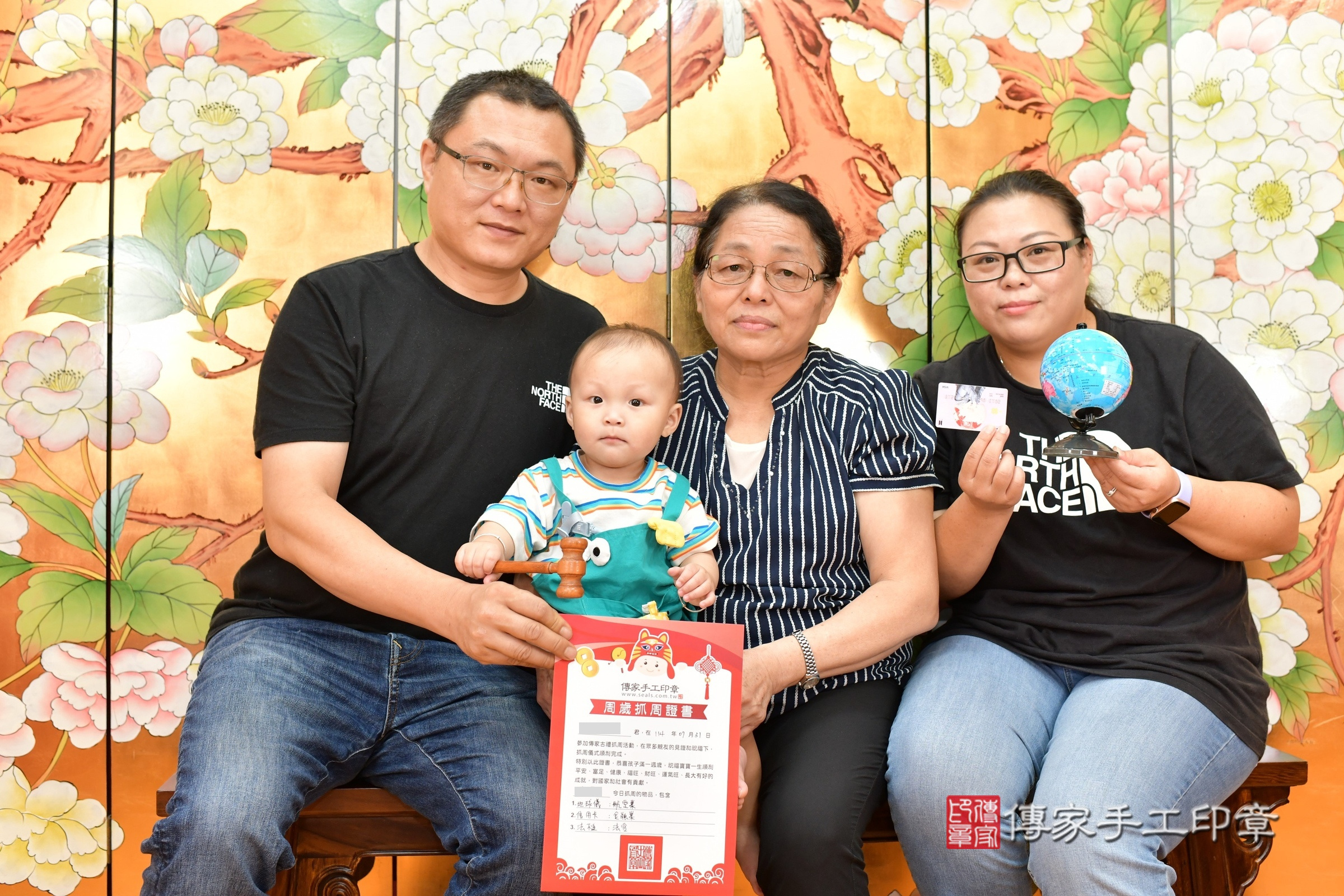 桃園市八德區小聖寶寶抓周推薦：傳家桃園店抓周度脺中國風會場，嬰兒古禮抓周流程儀式吉祥話、抓周道具物品24種、拍照。抓周證書。2025.7.26，照片12