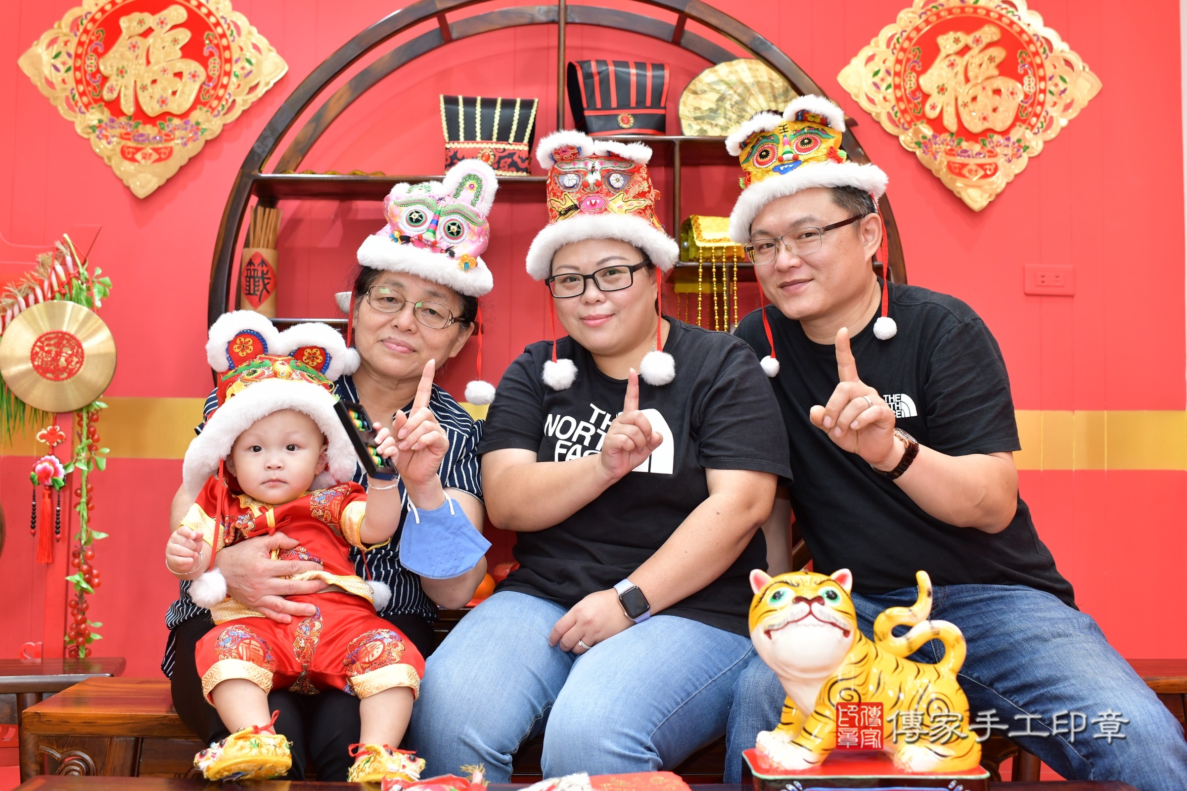 桃園市八德區小聖寶寶抓周推薦：傳家桃園店抓周度脺中國風會場，嬰兒古禮抓周流程儀式吉祥話、抓周道具物品24種、拍照。抓周證書。2025.7.26，照片4