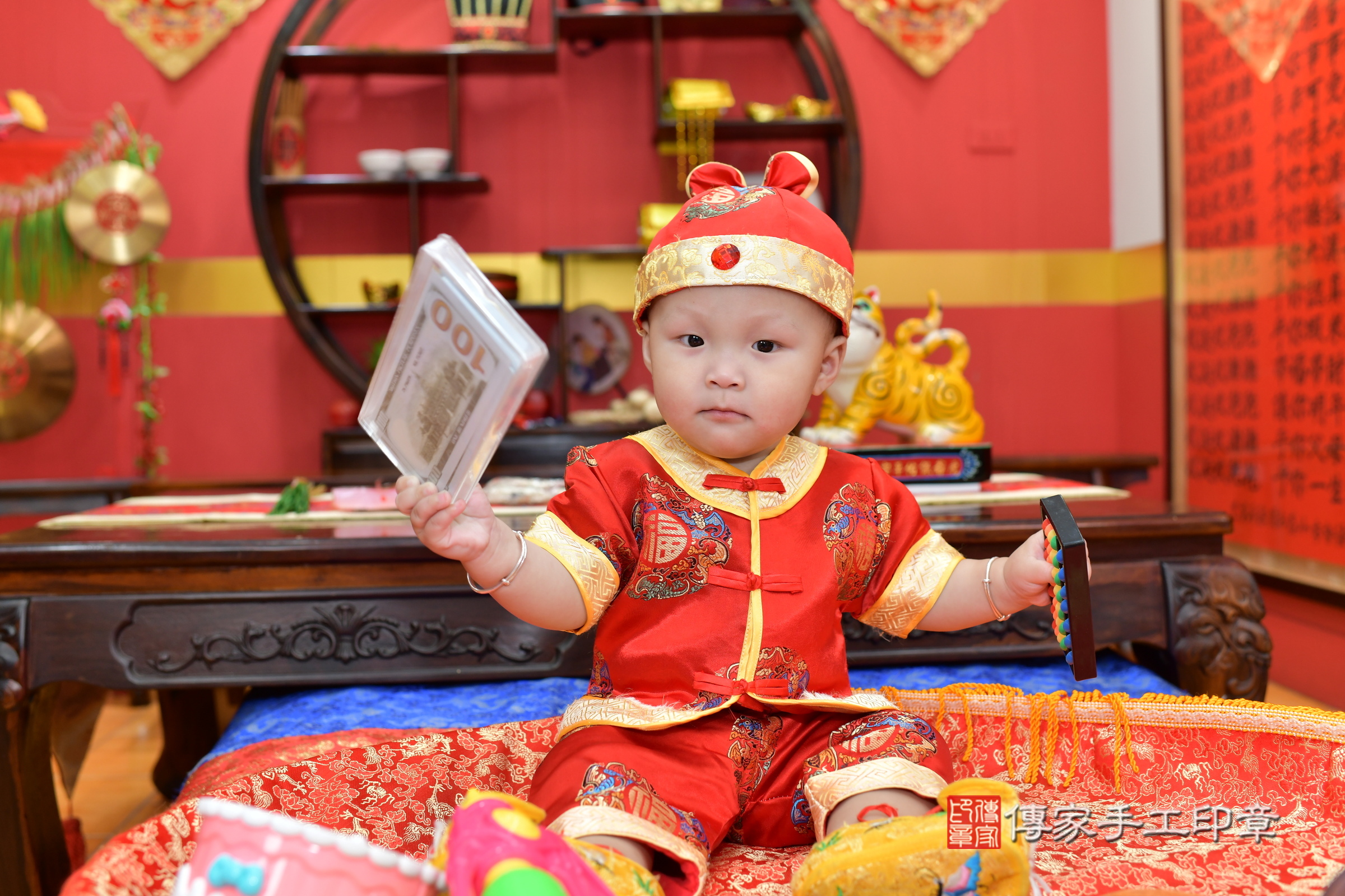 桃園市八德區小聖寶寶抓周推薦：傳家桃園店抓周度脺中國風會場，嬰兒古禮抓周流程儀式吉祥話、抓周道具物品24種、拍照。抓周證書。2025.7.26，照片7