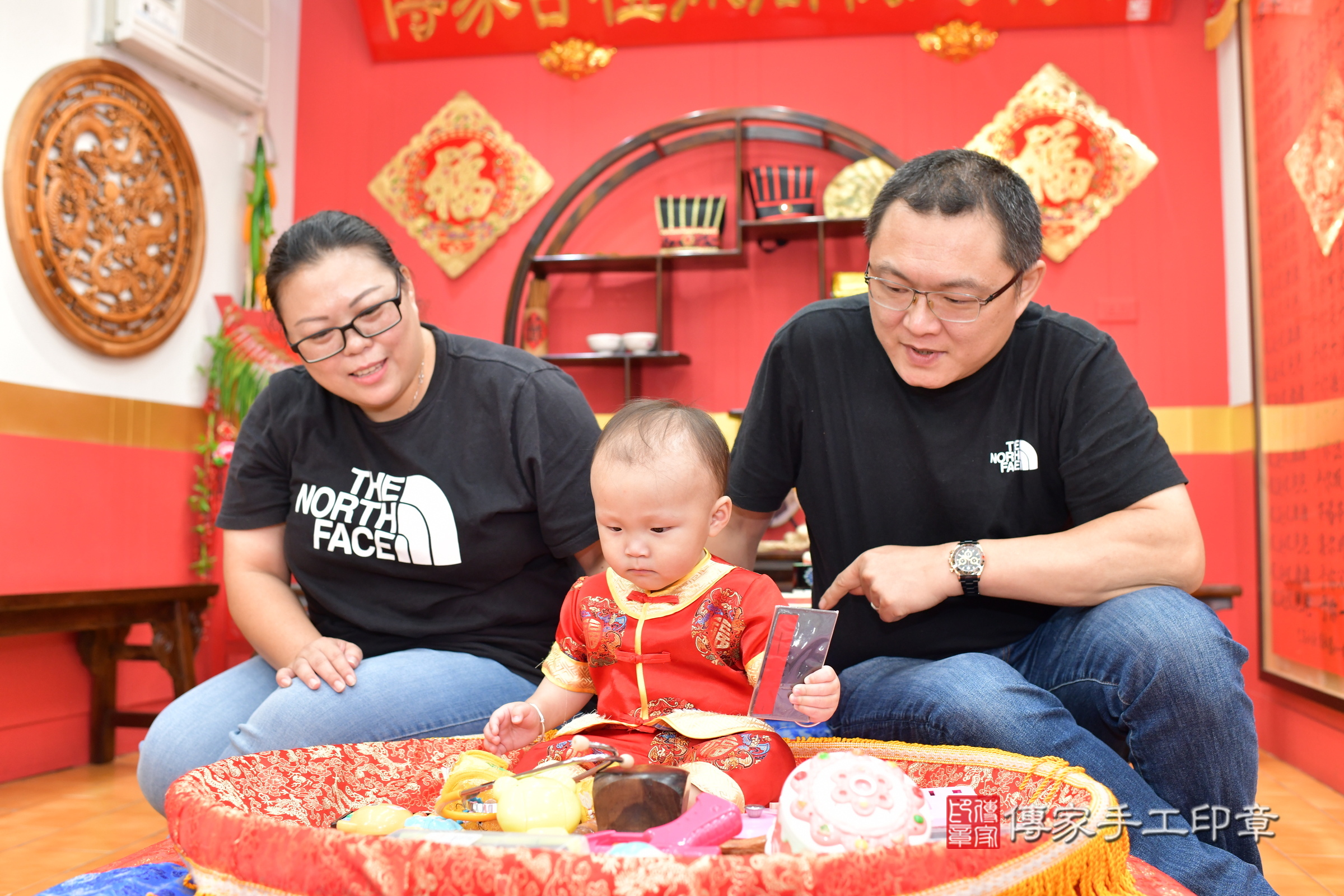 桃園市八德區小聖寶寶抓周推薦：傳家桃園店抓周度脺中國風會場，嬰兒古禮抓周流程儀式吉祥話、抓周道具物品24種、拍照。抓周證書。2025.7.26，照片5