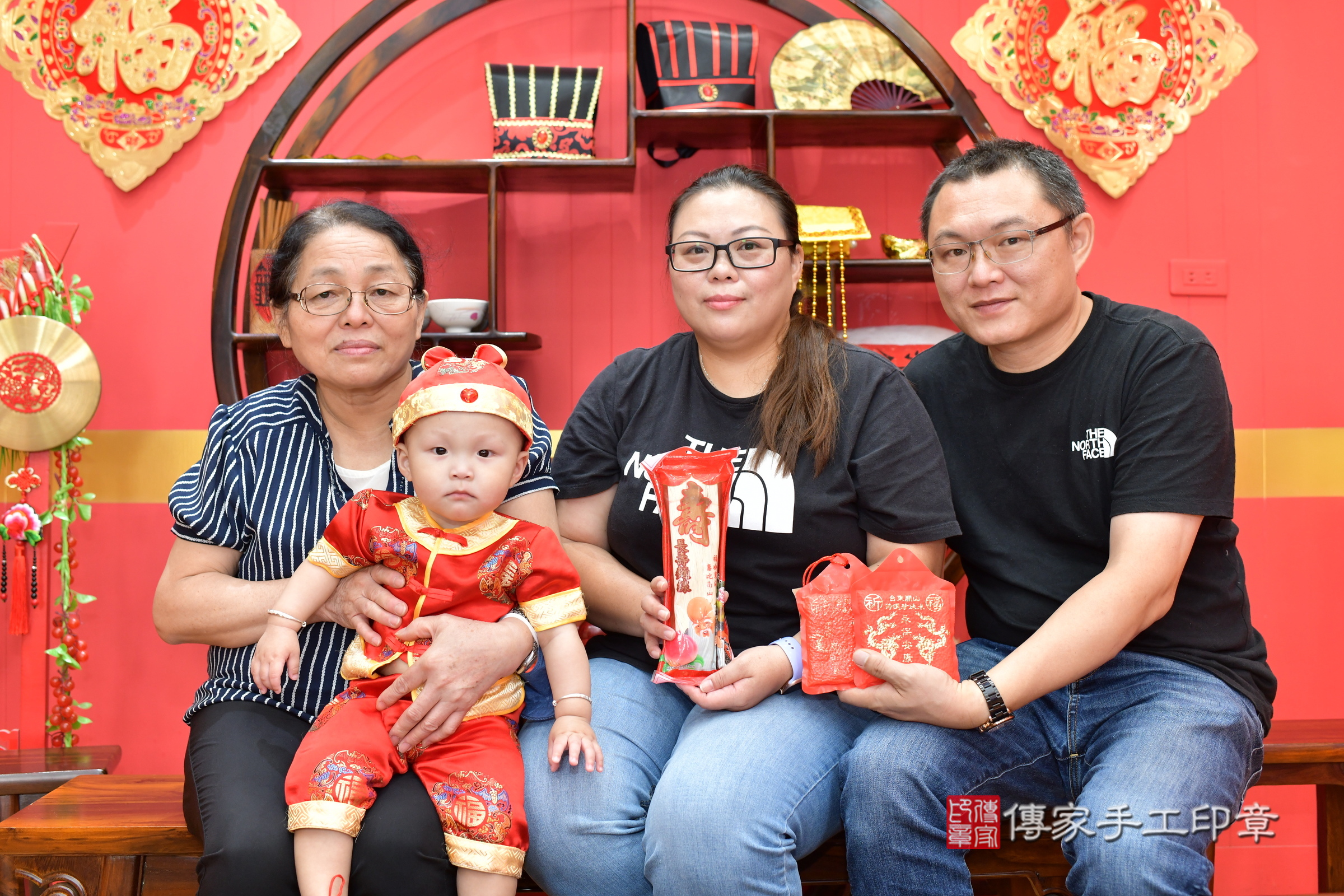 桃園市八德區小聖寶寶抓周推薦：傳家桃園店抓周度脺中國風會場，嬰兒古禮抓周流程儀式吉祥話、抓周道具物品24種、拍照。抓周證書。2025.7.26，照片9