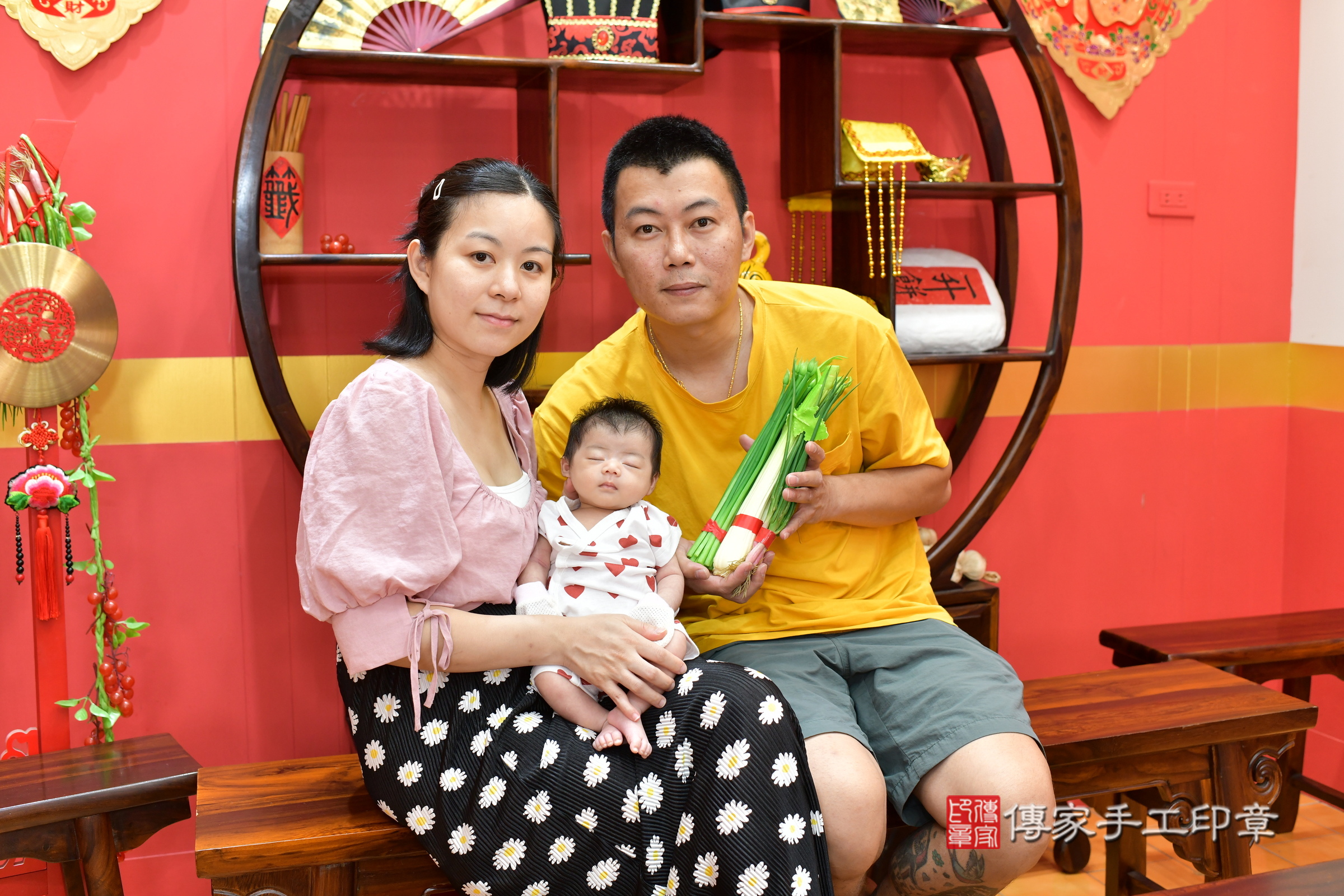 玥玥寶寶(桃園市八德區嬰兒寶寶滿月剃頭理髮、嬰兒剃胎毛儀式吉祥話)。中國風會場，爸媽寶貝穿「日中韓」古裝禮服。專業拍照、證書。★購買「臍帶章、肚臍章、胎毛筆刷印章」贈送：剃頭、收涎、抓周，三選一。2025.7.29，照片7