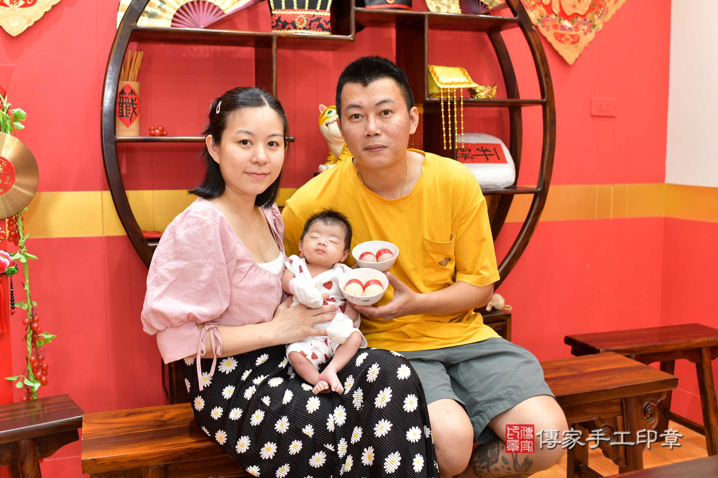 玥玥寶寶(桃園市八德區嬰兒寶寶滿月剃頭理髮、嬰兒剃胎毛儀式吉祥話)。中國風會場，爸媽寶貝穿「日中韓」古裝禮服。專業拍照、證書。★購買「臍帶章、肚臍章、胎毛筆刷印章」贈送：剃頭、收涎、抓周，三選一。2025.7.29，照片3