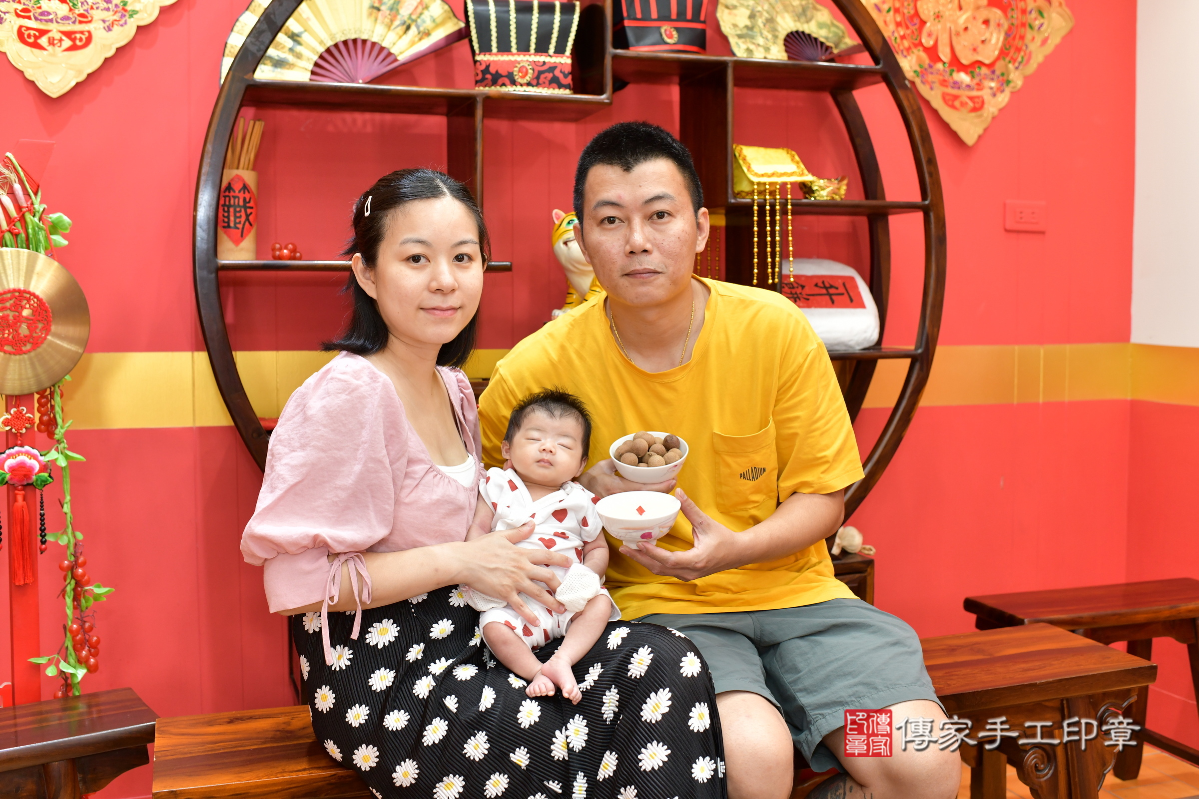 玥玥寶寶(桃園市八德區嬰兒寶寶滿月剃頭理髮、嬰兒剃胎毛儀式吉祥話)。中國風會場，爸媽寶貝穿「日中韓」古裝禮服。專業拍照、證書。★購買「臍帶章、肚臍章、胎毛筆刷印章」贈送：剃頭、收涎、抓周，三選一。2025.7.29，照片4