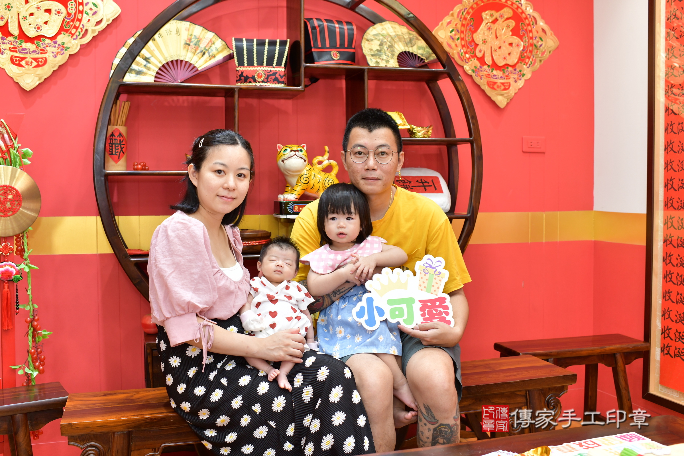 玥玥寶寶(桃園市八德區嬰兒寶寶滿月剃頭理髮、嬰兒剃胎毛儀式吉祥話)。中國風會場，爸媽寶貝穿「日中韓」古裝禮服。專業拍照、證書。★購買「臍帶章、肚臍章、胎毛筆刷印章」贈送：剃頭、收涎、抓周，三選一。2025.7.29，照片1