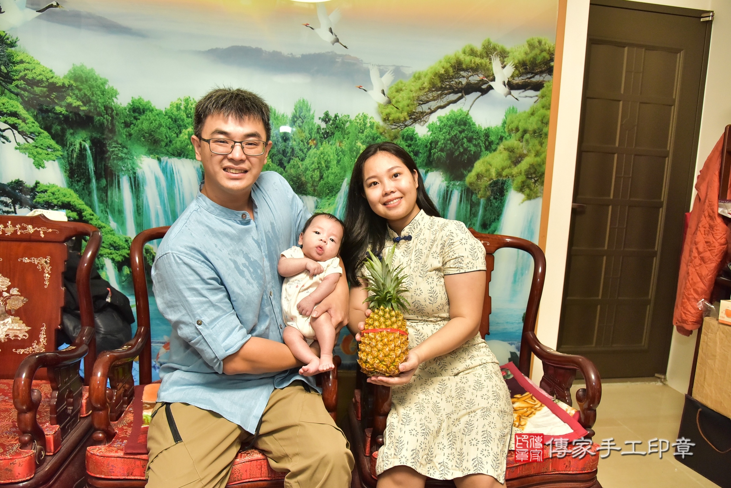 宸宸寶寶(新北市永和區到府嬰兒宸宸寶寶滿月剃頭理髮、到府嬰兒剃胎毛儀式吉祥話)。到府剃頭剃胎毛主持、專業拍照、證書。★購買「臍帶章、肚臍章、胎毛筆刷印章」贈送：剃頭、收涎、抓周，三選一。2025.7.30，照片7