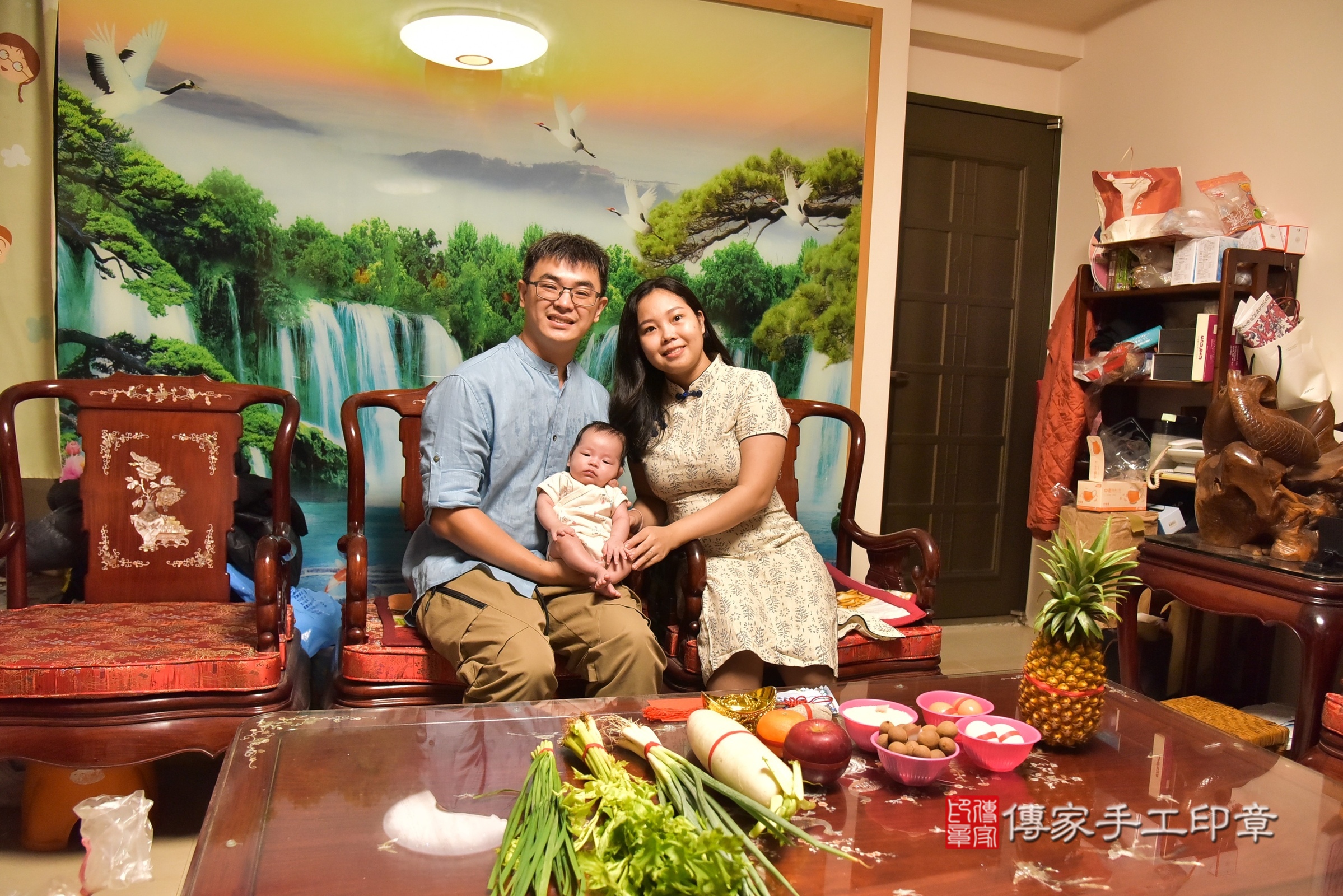 宸宸寶寶(新北市永和區到府嬰兒宸宸寶寶滿月剃頭理髮、到府嬰兒剃胎毛儀式吉祥話)。到府剃頭剃胎毛主持、專業拍照、證書。★購買「臍帶章、肚臍章、胎毛筆刷印章」贈送：剃頭、收涎、抓周，三選一。2025.7.30，照片2