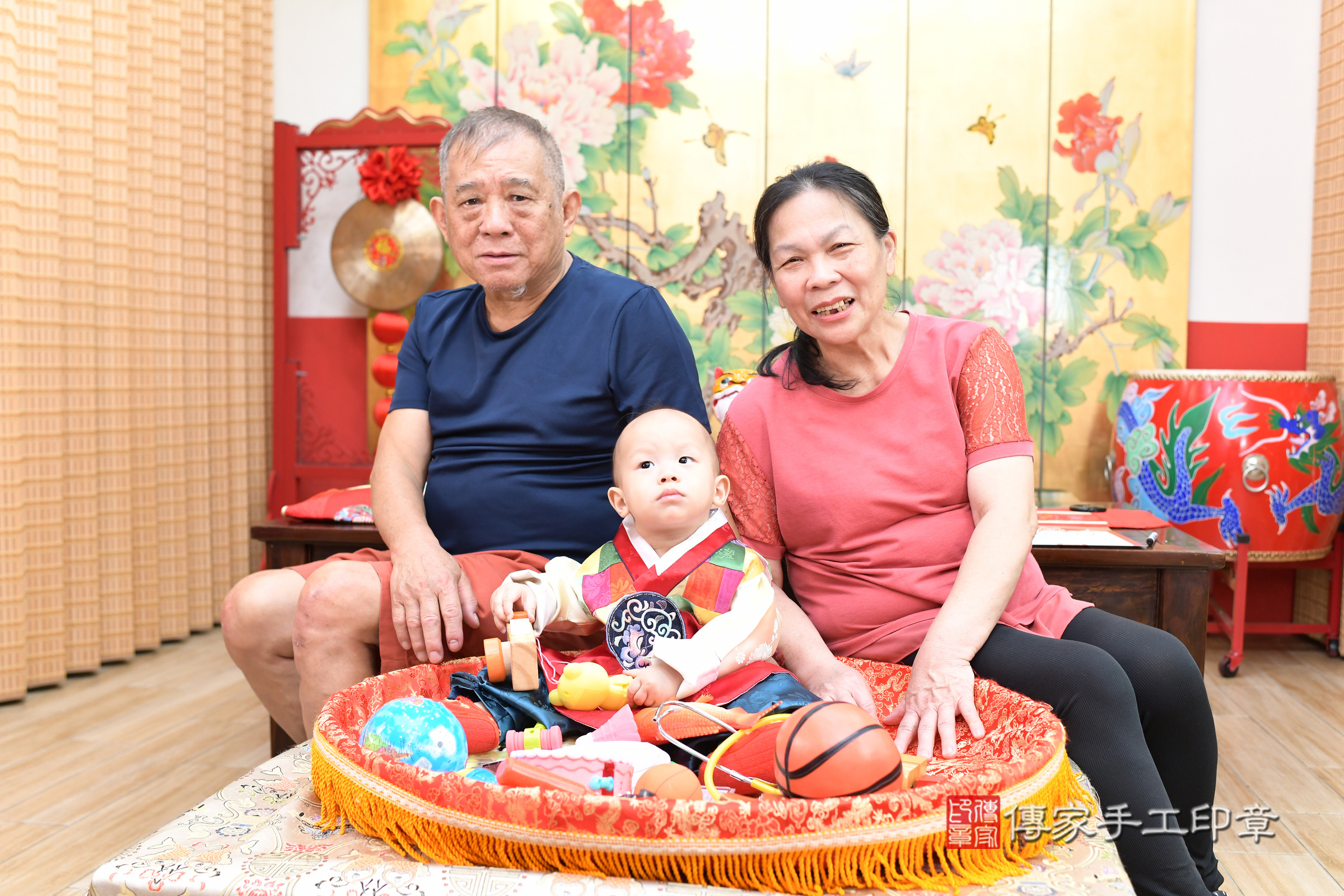 台北市大同區淏淏寶寶抓周推薦：傳家台北店抓周度脺中國風會場，嬰兒古禮抓周流程儀式吉祥話、抓周道具物品24種、拍照。抓周證書。2025.7.8，照片4