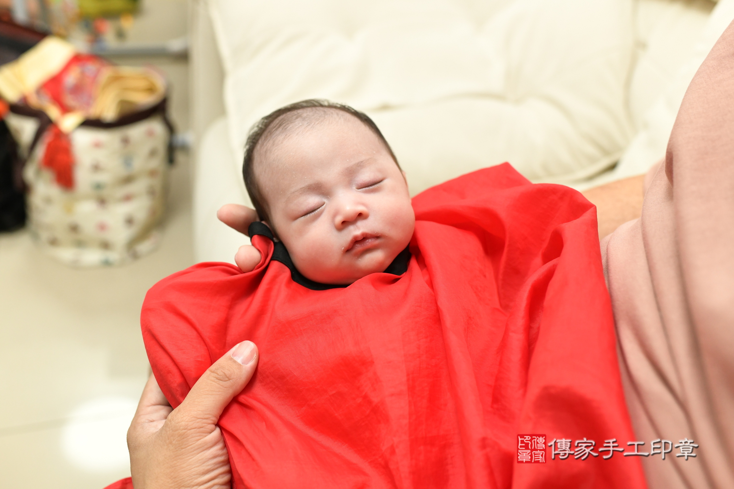 蕗蕗寶寶(新北市八里區到府嬰兒蕗蕗寶寶滿月剃頭理髮、到府嬰兒剃胎毛儀式吉祥話)。到府剃頭剃胎毛主持、專業拍照、證書。★購買「臍帶章、肚臍章、胎毛筆刷印章」贈送：剃頭、收涎、抓周，三選一。2025.7.8，照片18
