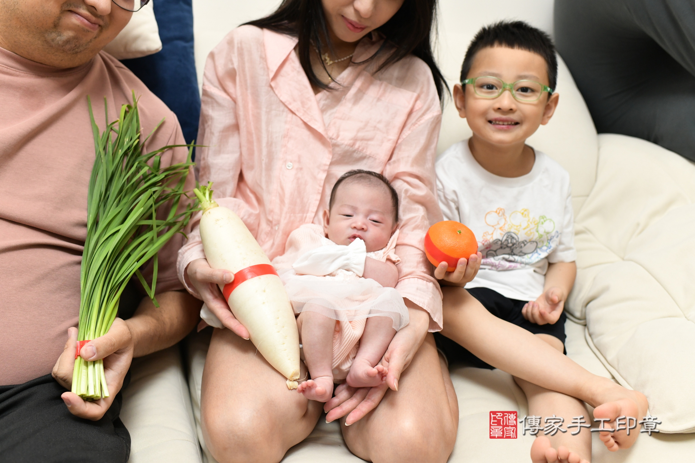 蕗蕗寶寶(新北市八里區到府嬰兒蕗蕗寶寶滿月剃頭理髮、到府嬰兒剃胎毛儀式吉祥話)。到府剃頭剃胎毛主持、專業拍照、證書。★購買「臍帶章、肚臍章、胎毛筆刷印章」贈送：剃頭、收涎、抓周，三選一。2025.7.8，照片12