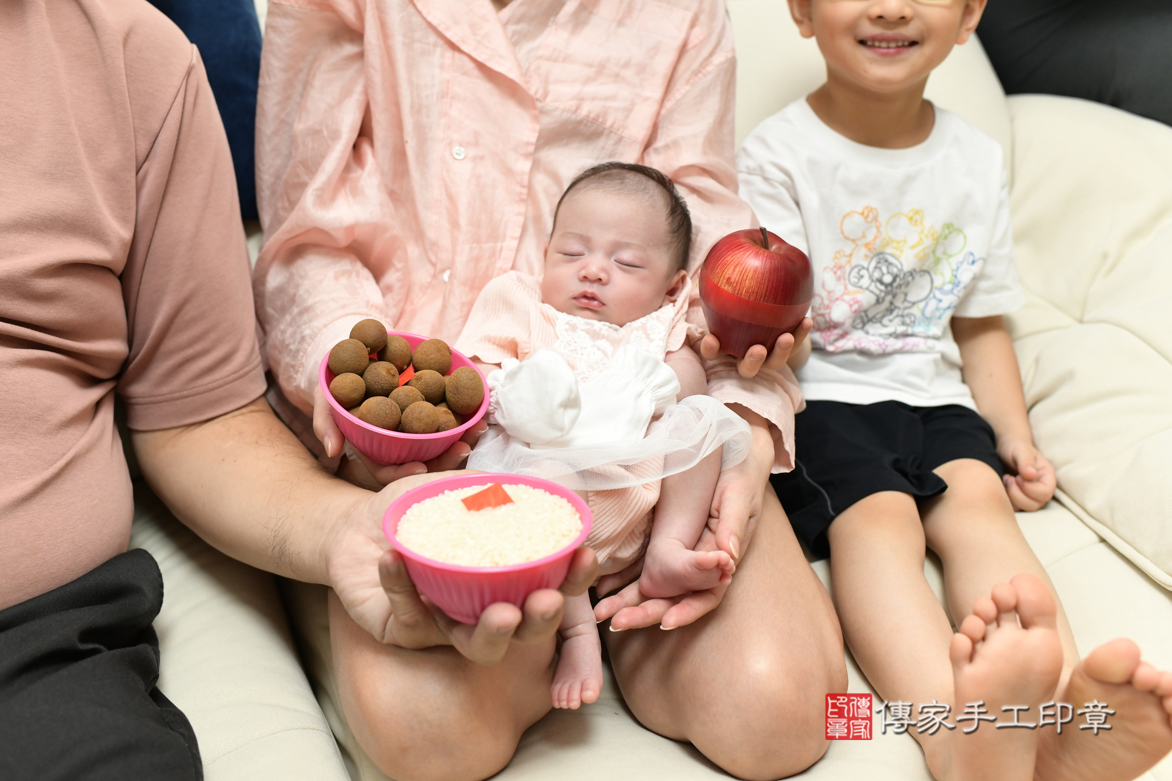 蕗蕗寶寶(新北市八里區到府嬰兒蕗蕗寶寶滿月剃頭理髮、到府嬰兒剃胎毛儀式吉祥話)。到府剃頭剃胎毛主持、專業拍照、證書。★購買「臍帶章、肚臍章、胎毛筆刷印章」贈送：剃頭、收涎、抓周，三選一。2025.7.8，照片10