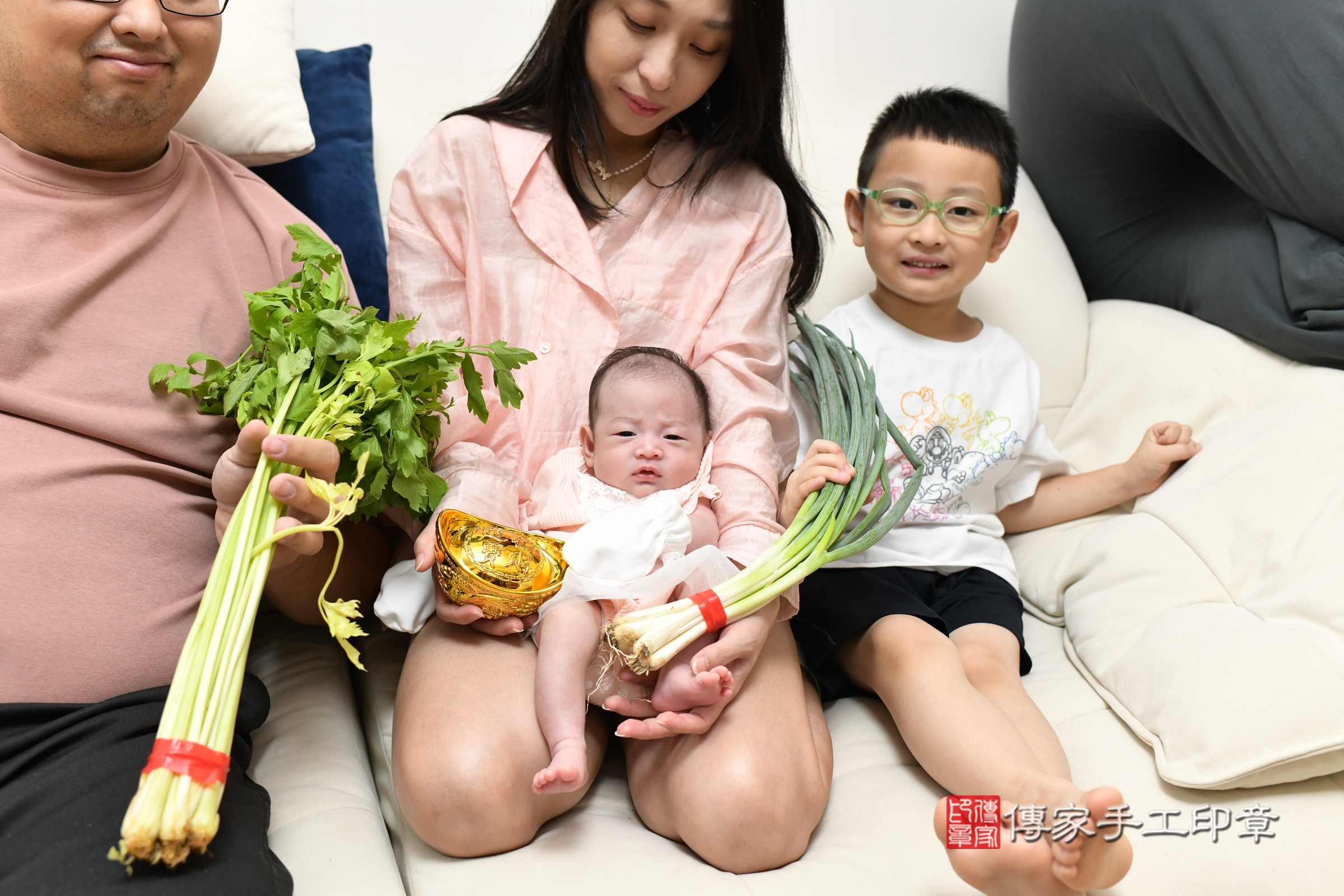 蕗蕗寶寶(新北市八里區到府嬰兒蕗蕗寶寶滿月剃頭理髮、到府嬰兒剃胎毛儀式吉祥話)。到府剃頭剃胎毛主持、專業拍照、證書。★購買「臍帶章、肚臍章、胎毛筆刷印章」贈送：剃頭、收涎、抓周，三選一。2025.7.8，照片14