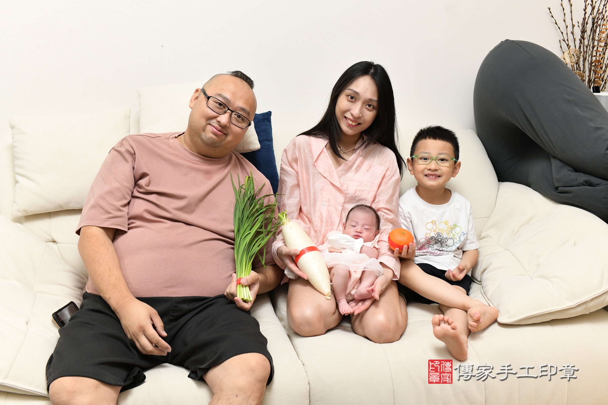 蕗蕗寶寶(新北市八里區到府嬰兒蕗蕗寶寶滿月剃頭理髮、到府嬰兒剃胎毛儀式吉祥話)。到府剃頭剃胎毛主持、專業拍照、證書。★購買「臍帶章、肚臍章、胎毛筆刷印章」贈送：剃頭、收涎、抓周，三選一。2025.7.8，照片11