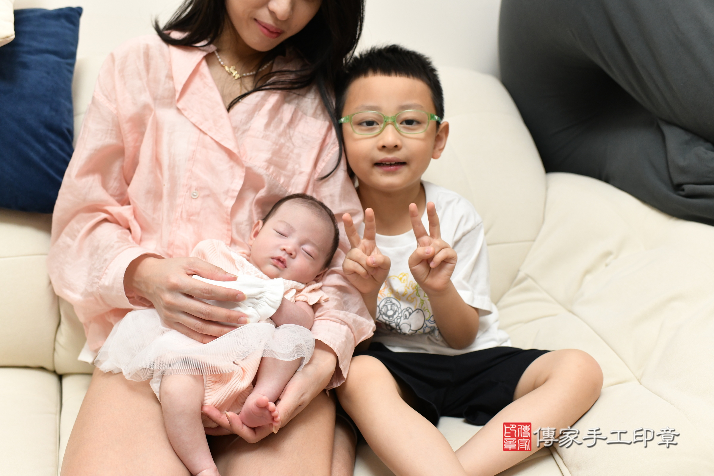 蕗蕗寶寶(新北市八里區到府嬰兒蕗蕗寶寶滿月剃頭理髮、到府嬰兒剃胎毛儀式吉祥話)。到府剃頭剃胎毛主持、專業拍照、證書。★購買「臍帶章、肚臍章、胎毛筆刷印章」贈送：剃頭、收涎、抓周，三選一。2025.7.8，照片4