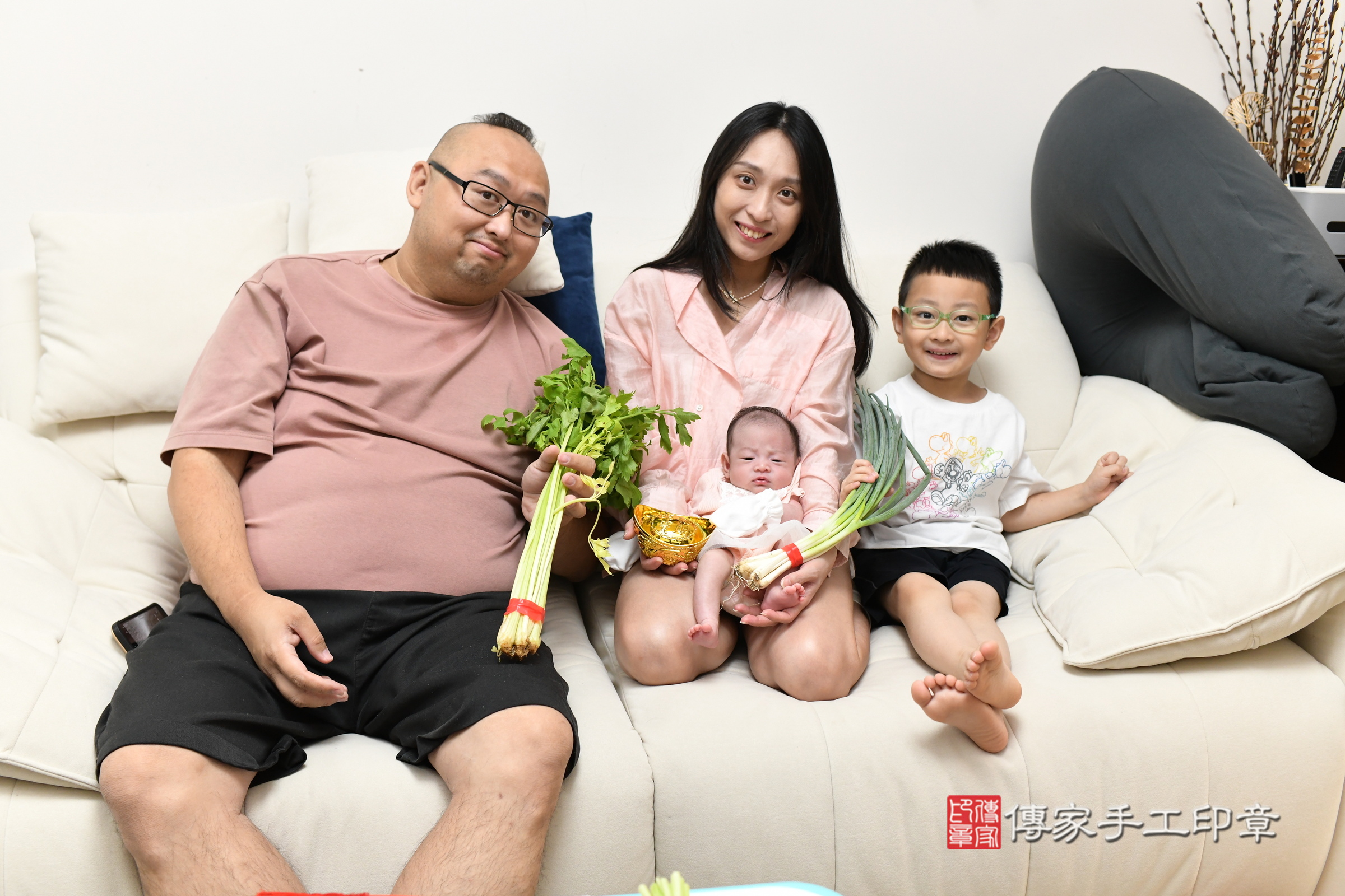 蕗蕗寶寶(新北市八里區到府嬰兒蕗蕗寶寶滿月剃頭理髮、到府嬰兒剃胎毛儀式吉祥話)。到府剃頭剃胎毛主持、專業拍照、證書。★購買「臍帶章、肚臍章、胎毛筆刷印章」贈送：剃頭、收涎、抓周，三選一。2025.7.8，照片13