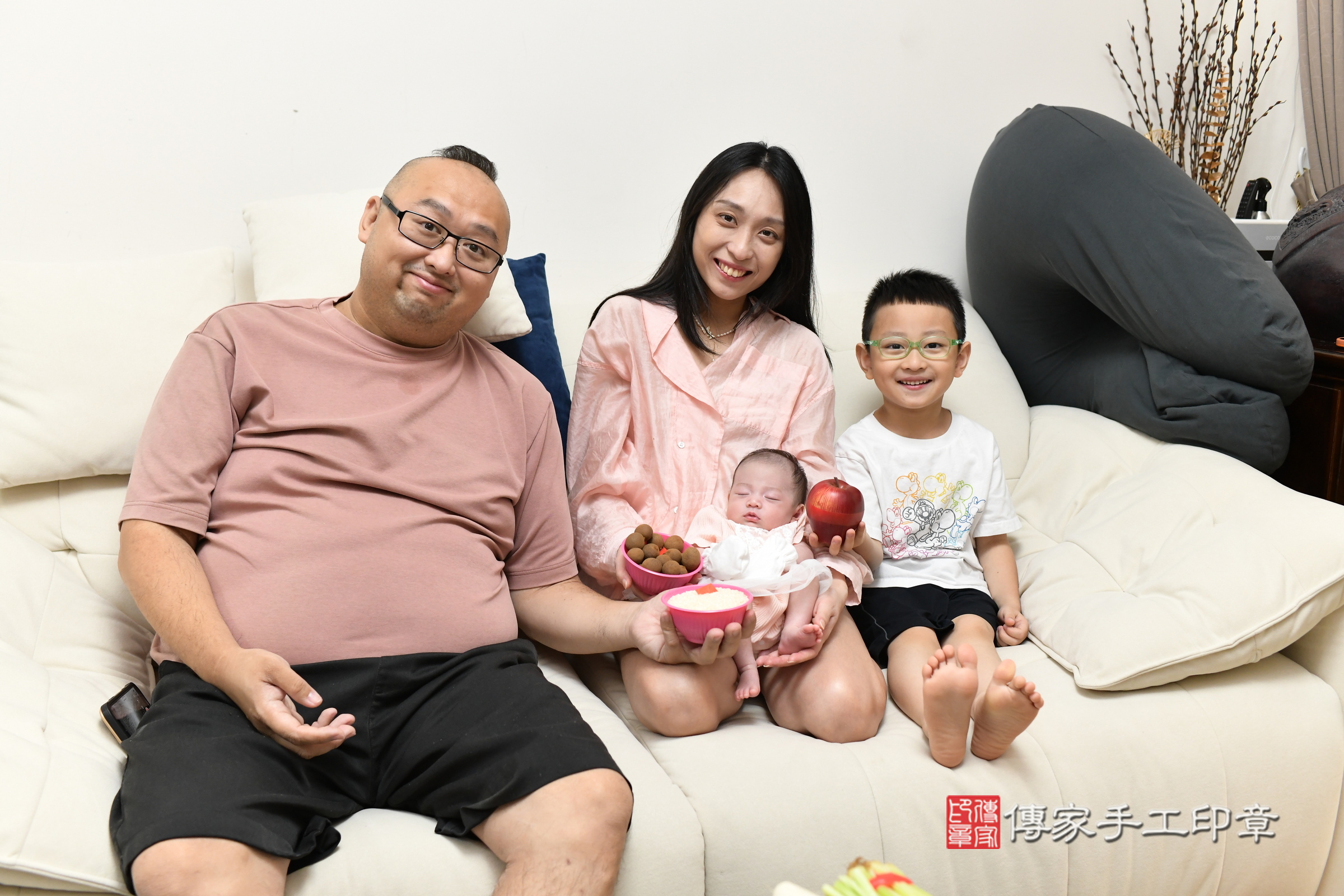 蕗蕗寶寶(新北市八里區到府嬰兒蕗蕗寶寶滿月剃頭理髮、到府嬰兒剃胎毛儀式吉祥話)。到府剃頭剃胎毛主持、專業拍照、證書。★購買「臍帶章、肚臍章、胎毛筆刷印章」贈送：剃頭、收涎、抓周，三選一。2025.7.8，照片9
