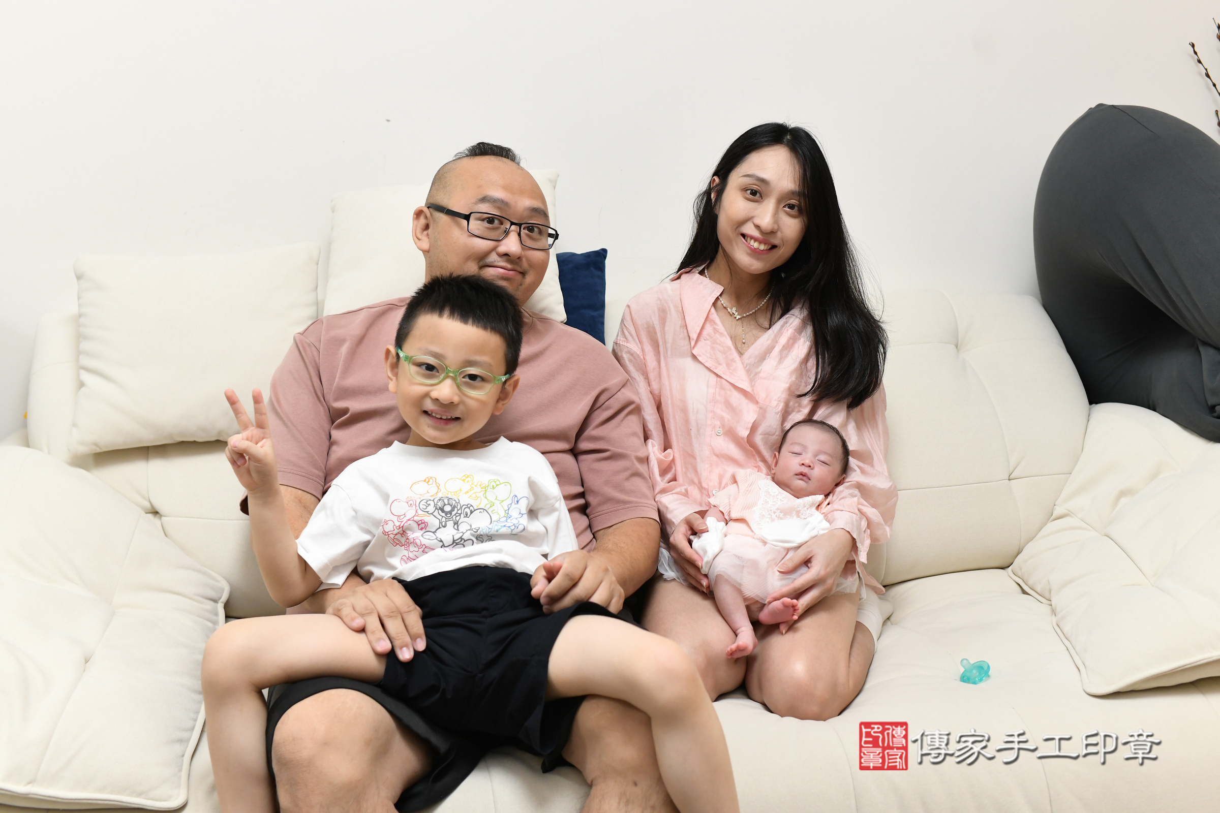 蕗蕗寶寶(新北市八里區到府嬰兒蕗蕗寶寶滿月剃頭理髮、到府嬰兒剃胎毛儀式吉祥話)。到府剃頭剃胎毛主持、專業拍照、證書。★購買「臍帶章、肚臍章、胎毛筆刷印章」贈送：剃頭、收涎、抓周，三選一。2025.7.8，照片2