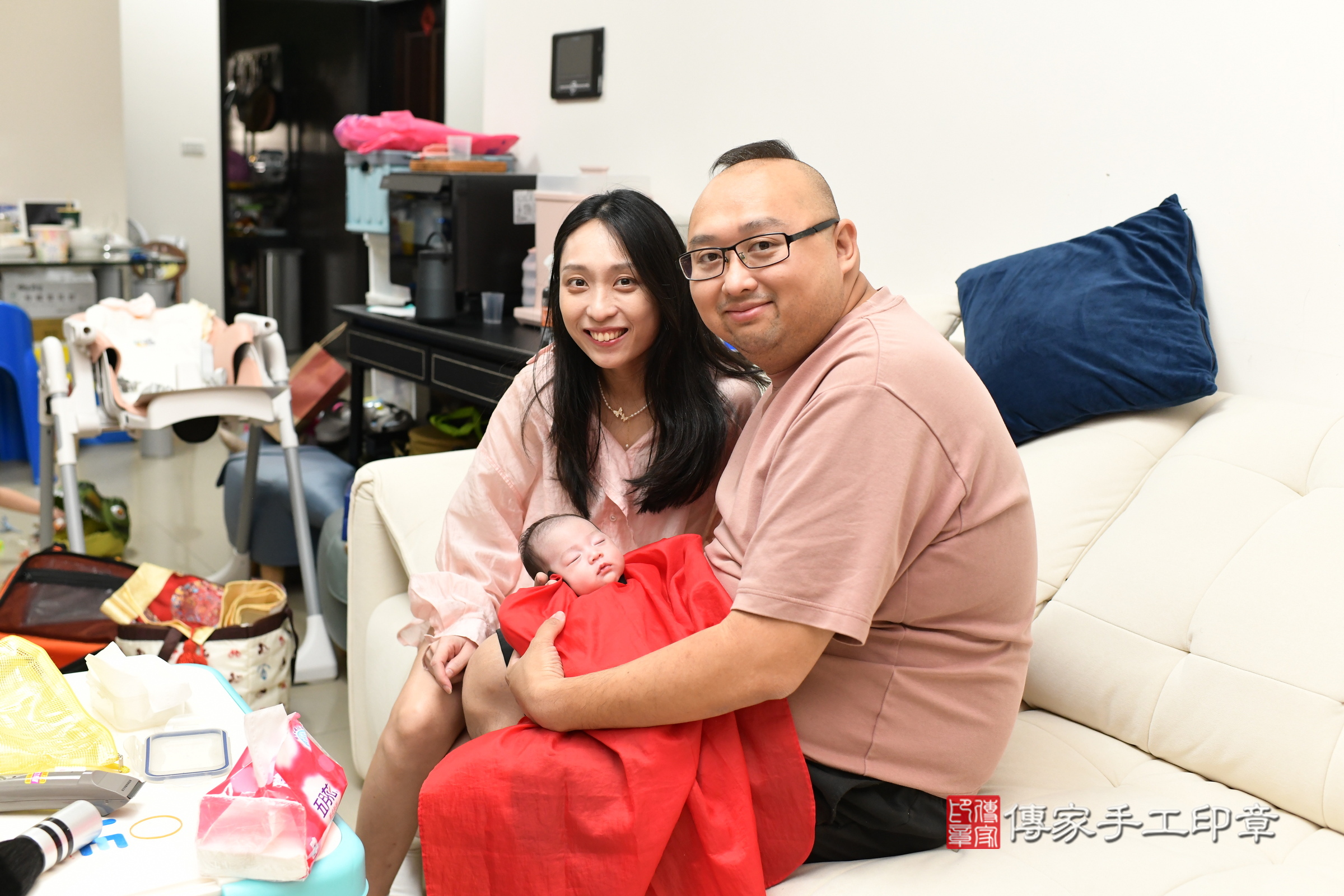 蕗蕗寶寶(新北市八里區到府嬰兒蕗蕗寶寶滿月剃頭理髮、到府嬰兒剃胎毛儀式吉祥話)。到府剃頭剃胎毛主持、專業拍照、證書。★購買「臍帶章、肚臍章、胎毛筆刷印章」贈送：剃頭、收涎、抓周，三選一。2025.7.8，照片17