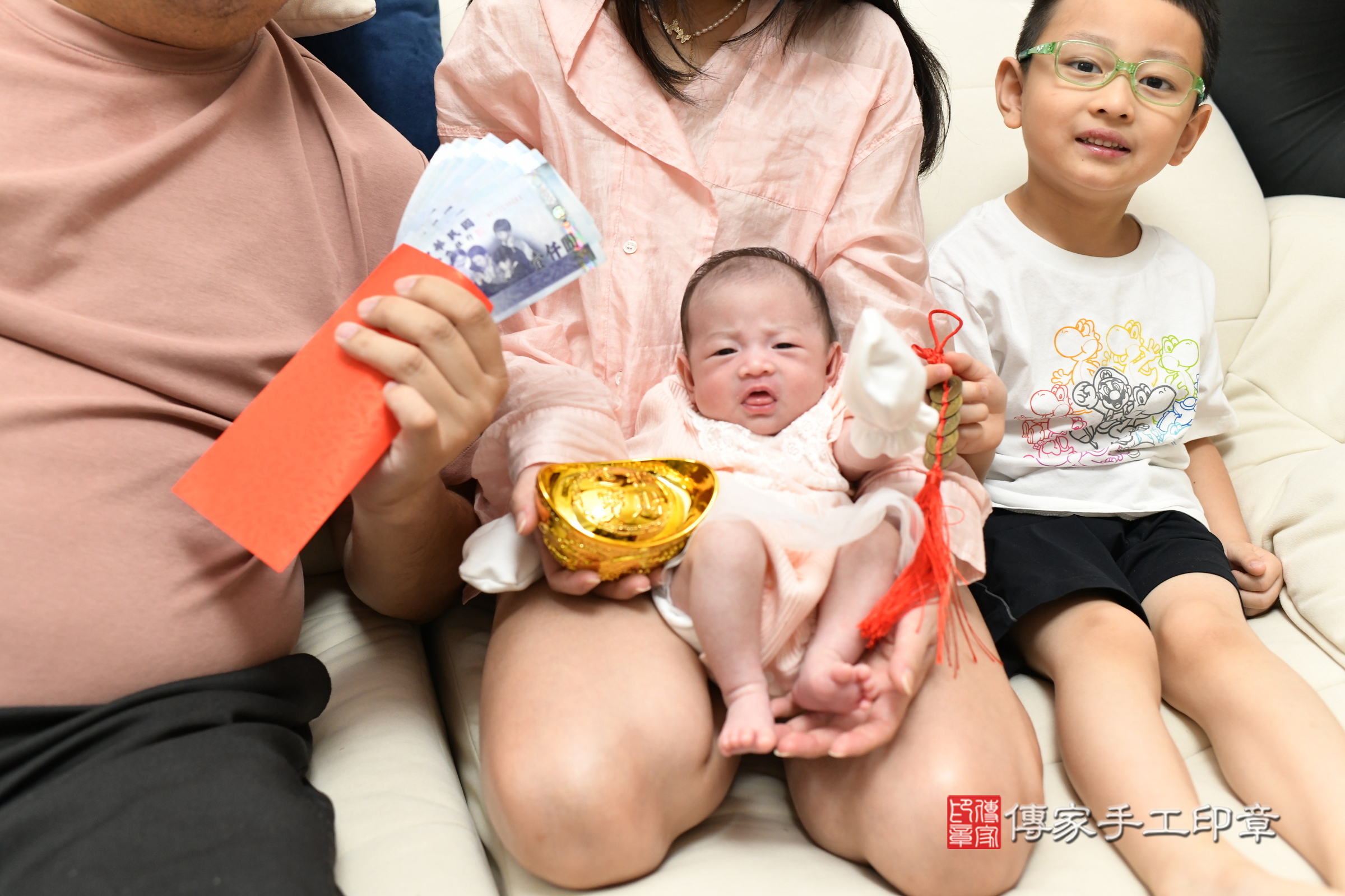 蕗蕗寶寶(新北市八里區到府嬰兒蕗蕗寶寶滿月剃頭理髮、到府嬰兒剃胎毛儀式吉祥話)。到府剃頭剃胎毛主持、專業拍照、證書。★購買「臍帶章、肚臍章、胎毛筆刷印章」贈送：剃頭、收涎、抓周，三選一。2025.7.8，照片16