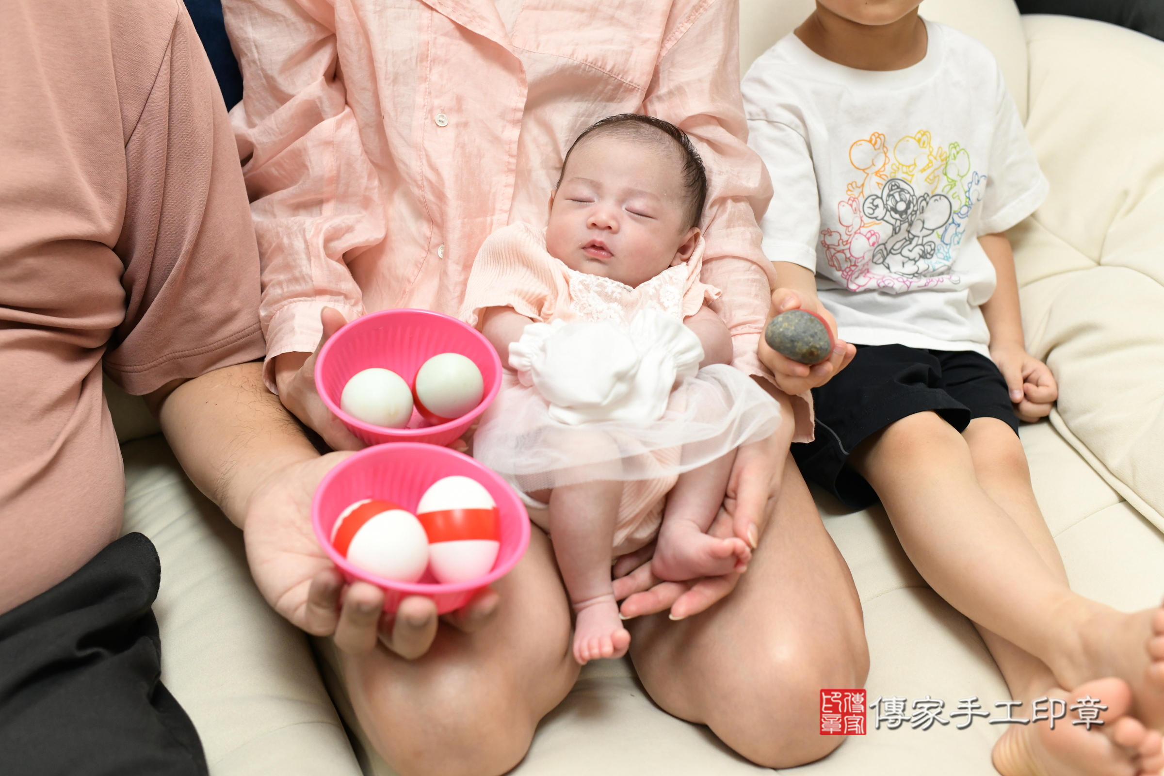 蕗蕗寶寶(新北市八里區到府嬰兒蕗蕗寶寶滿月剃頭理髮、到府嬰兒剃胎毛儀式吉祥話)。到府剃頭剃胎毛主持、專業拍照、證書。★購買「臍帶章、肚臍章、胎毛筆刷印章」贈送：剃頭、收涎、抓周，三選一。2025.7.8，照片8