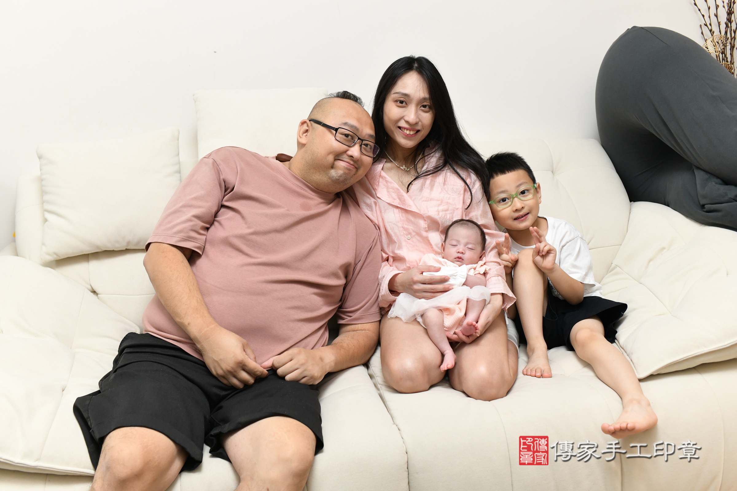 蕗蕗寶寶(新北市八里區到府嬰兒蕗蕗寶寶滿月剃頭理髮、到府嬰兒剃胎毛儀式吉祥話)。到府剃頭剃胎毛主持、專業拍照、證書。★購買「臍帶章、肚臍章、胎毛筆刷印章」贈送：剃頭、收涎、抓周，三選一。2025.7.8，照片3