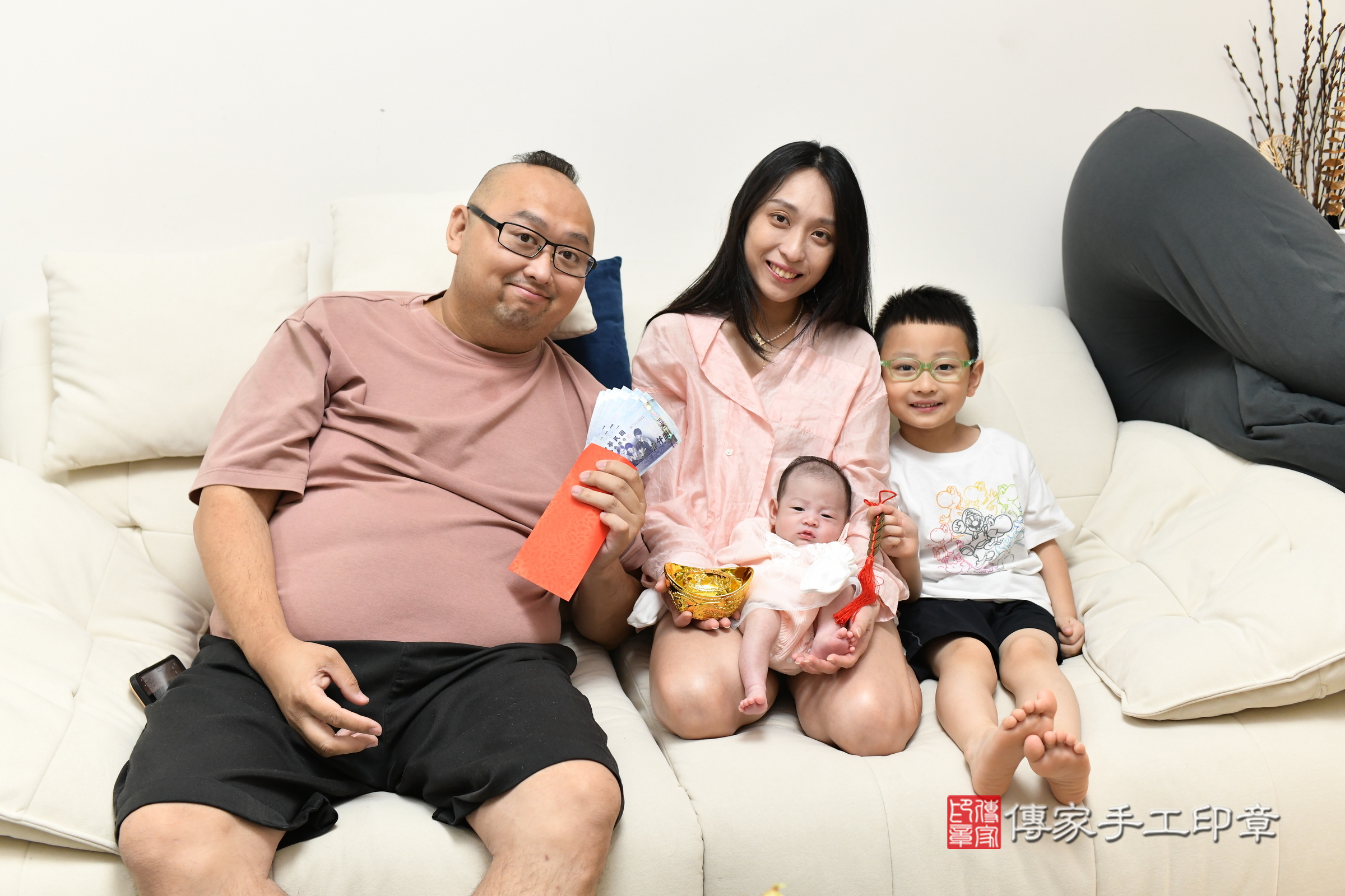 蕗蕗寶寶(新北市八里區到府嬰兒蕗蕗寶寶滿月剃頭理髮、到府嬰兒剃胎毛儀式吉祥話)。到府剃頭剃胎毛主持、專業拍照、證書。★購買「臍帶章、肚臍章、胎毛筆刷印章」贈送：剃頭、收涎、抓周，三選一。2025.7.8，照片15