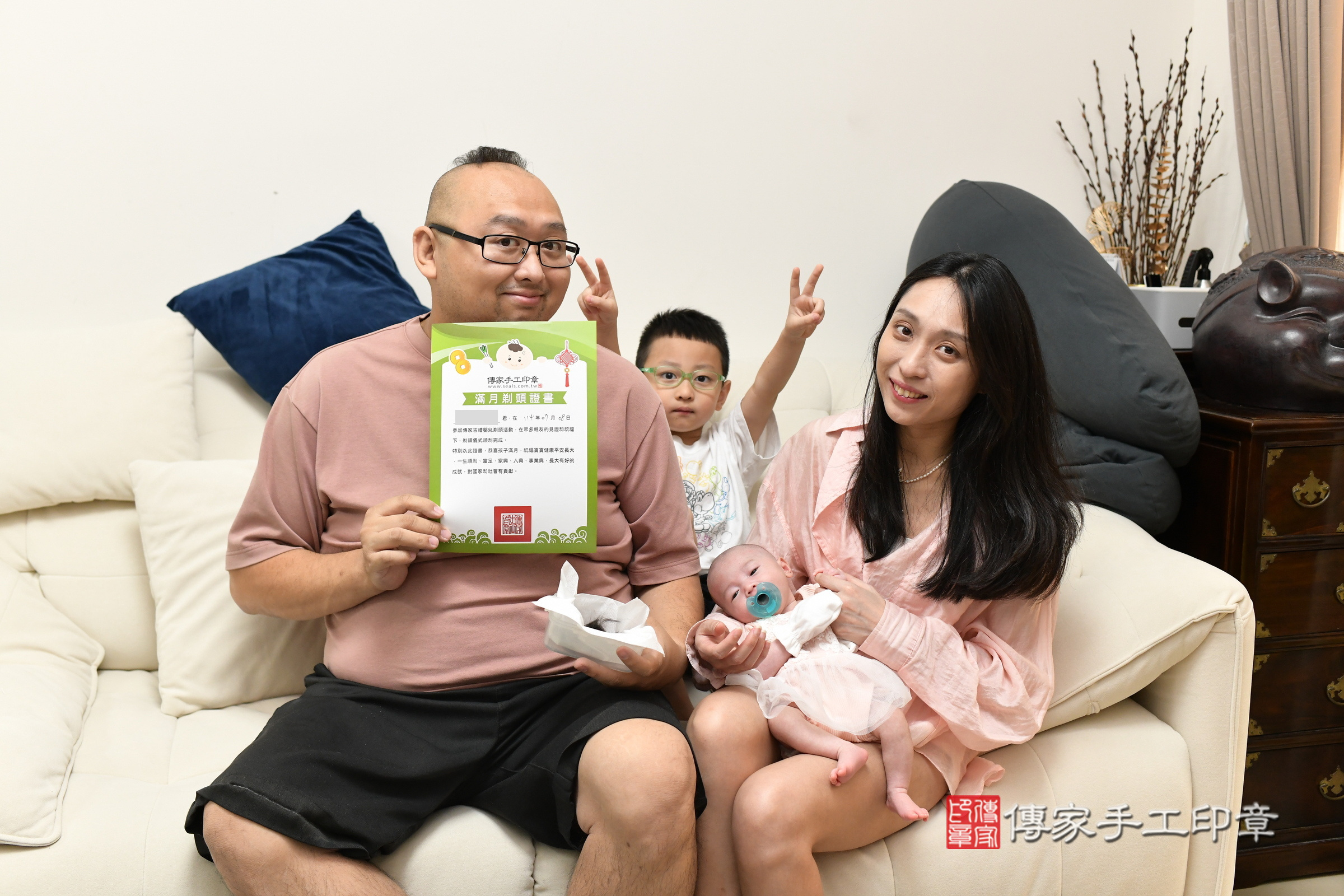 蕗蕗寶寶(新北市八里區到府嬰兒蕗蕗寶寶滿月剃頭理髮、到府嬰兒剃胎毛儀式吉祥話)。到府剃頭剃胎毛主持、專業拍照、證書。★購買「臍帶章、肚臍章、胎毛筆刷印章」贈送：剃頭、收涎、抓周，三選一。2025.7.8，照片20