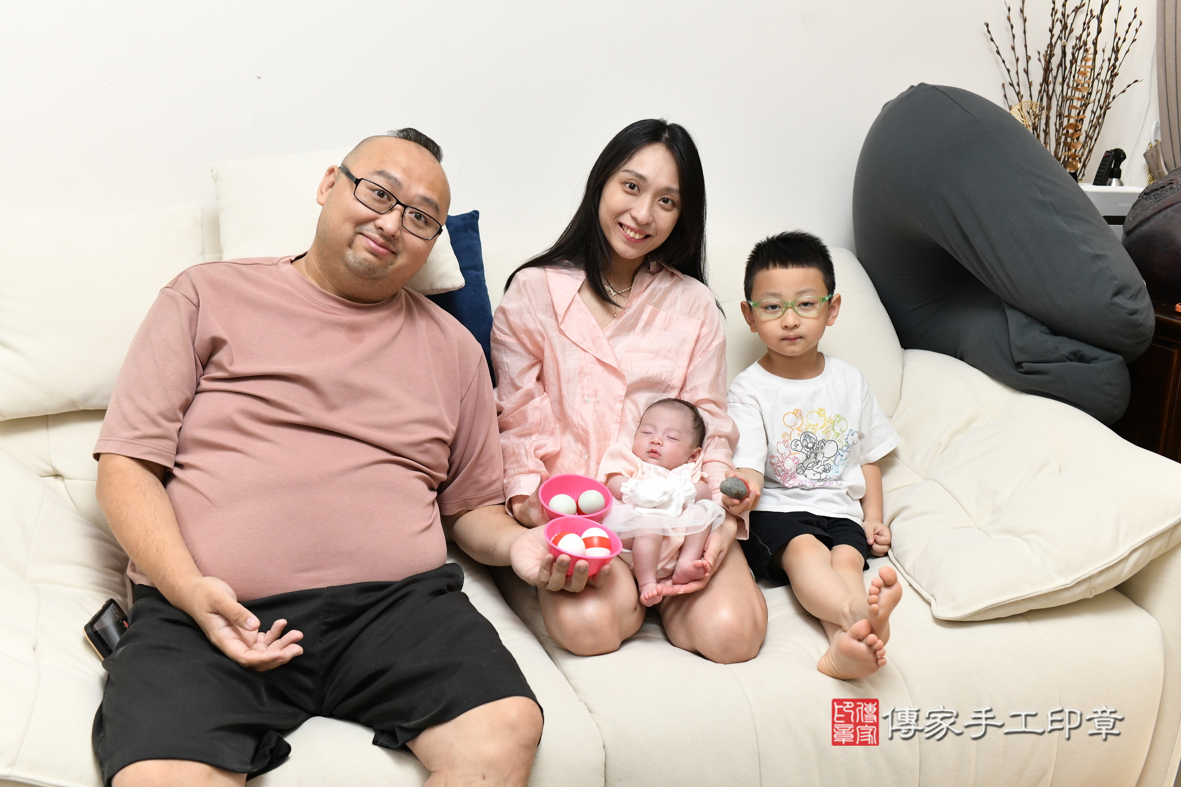 蕗蕗寶寶(新北市八里區到府嬰兒蕗蕗寶寶滿月剃頭理髮、到府嬰兒剃胎毛儀式吉祥話)。到府剃頭剃胎毛主持、專業拍照、證書。★購買「臍帶章、肚臍章、胎毛筆刷印章」贈送：剃頭、收涎、抓周，三選一。2025.7.8，照片7