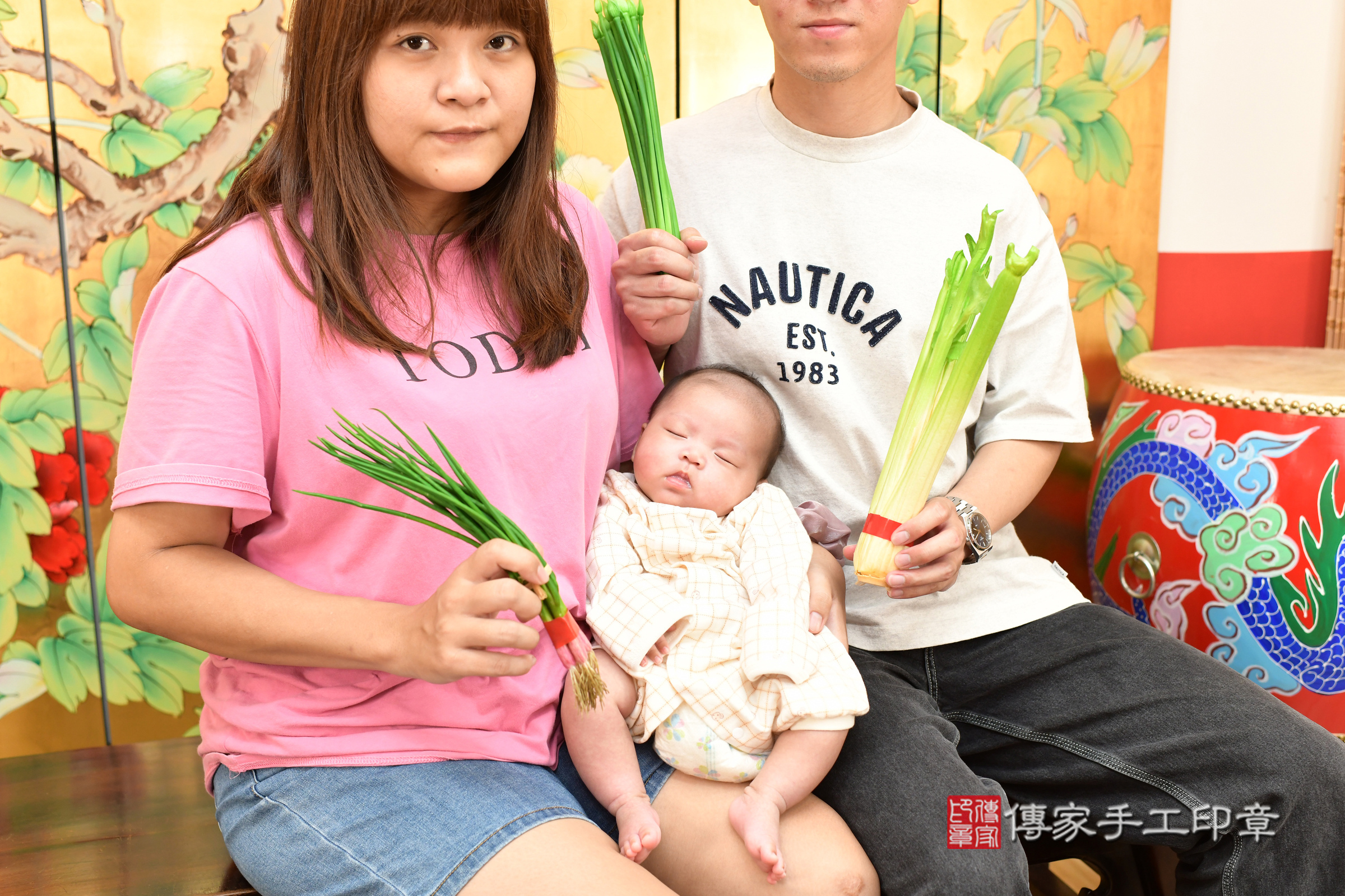 小允寶寶(台北市大同區嬰兒寶寶滿月剃頭理髮、嬰兒剃胎毛儀式吉祥話)。中國風會場，爸媽寶貝穿「日中韓」古裝禮服。專業拍照、證書。★購買「臍帶章、肚臍章、胎毛筆刷印章」贈送：剃頭、收涎、抓周，三選一。2025.7.19，照片15