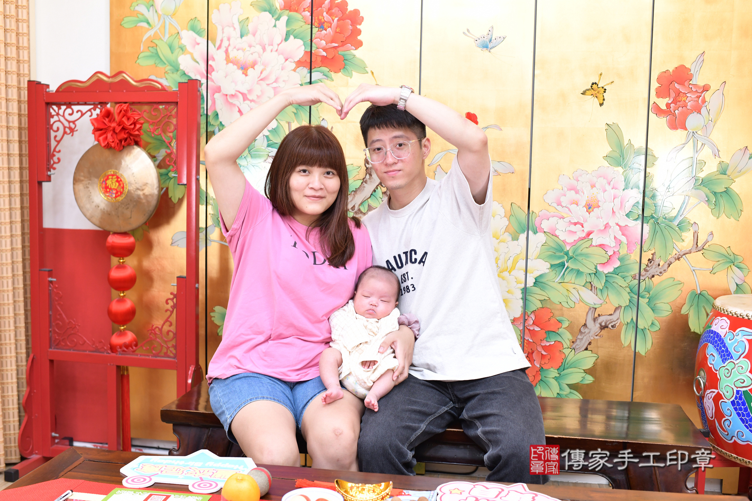 小允寶寶(台北市大同區嬰兒寶寶滿月剃頭理髮、嬰兒剃胎毛儀式吉祥話)。中國風會場，爸媽寶貝穿「日中韓」古裝禮服。專業拍照、證書。★購買「臍帶章、肚臍章、胎毛筆刷印章」贈送：剃頭、收涎、抓周，三選一。2025.7.19，照片2