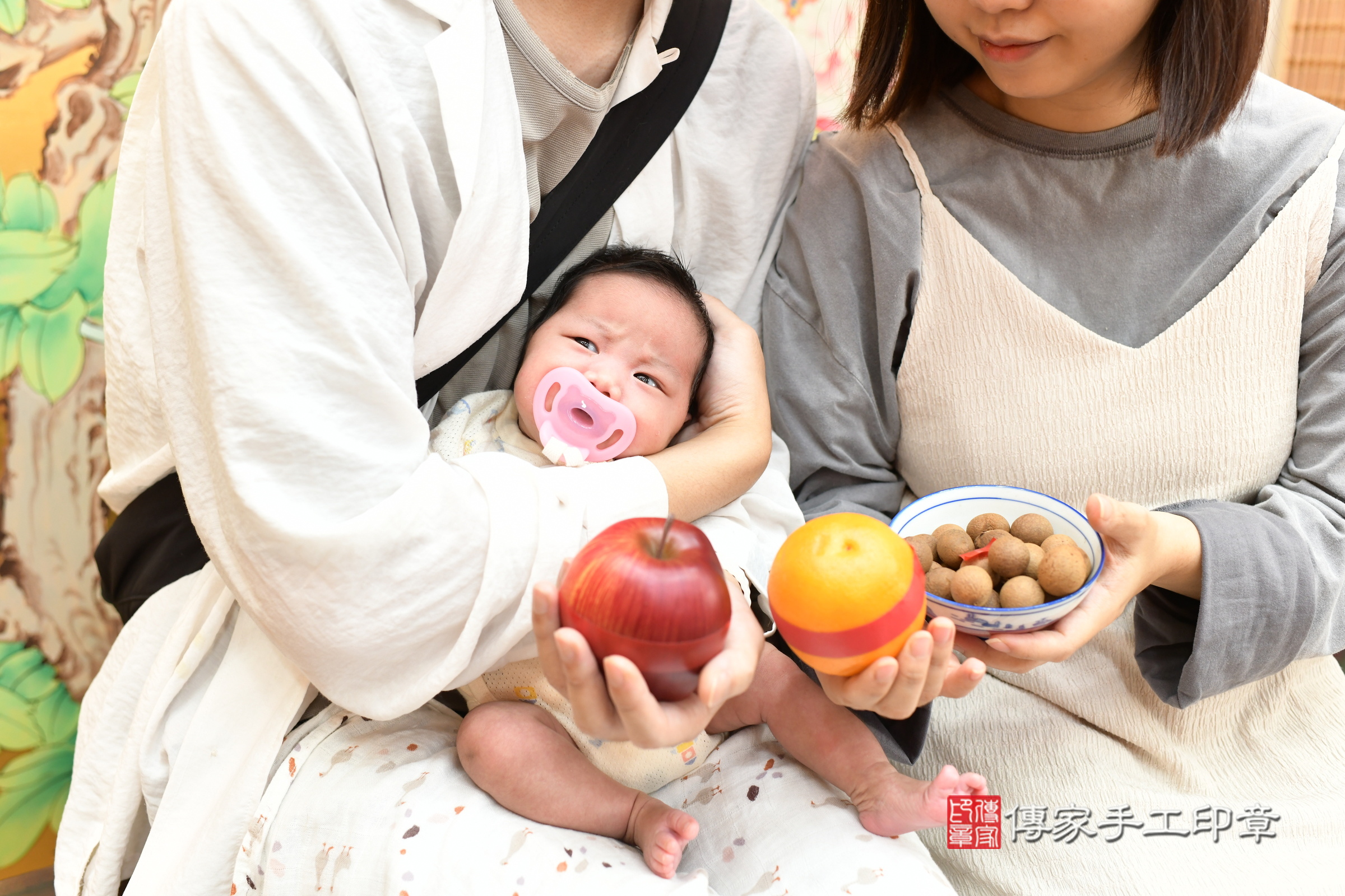 安安寶寶(台北市大同區嬰兒寶寶滿月剃頭理髮、嬰兒剃胎毛儀式吉祥話)。中國風會場，爸媽寶貝穿「日中韓」古裝禮服。專業拍照、證書。★購買「臍帶章、肚臍章、胎毛筆刷印章」贈送：剃頭、收涎、抓周，三選一。2025.7.23，照片12
