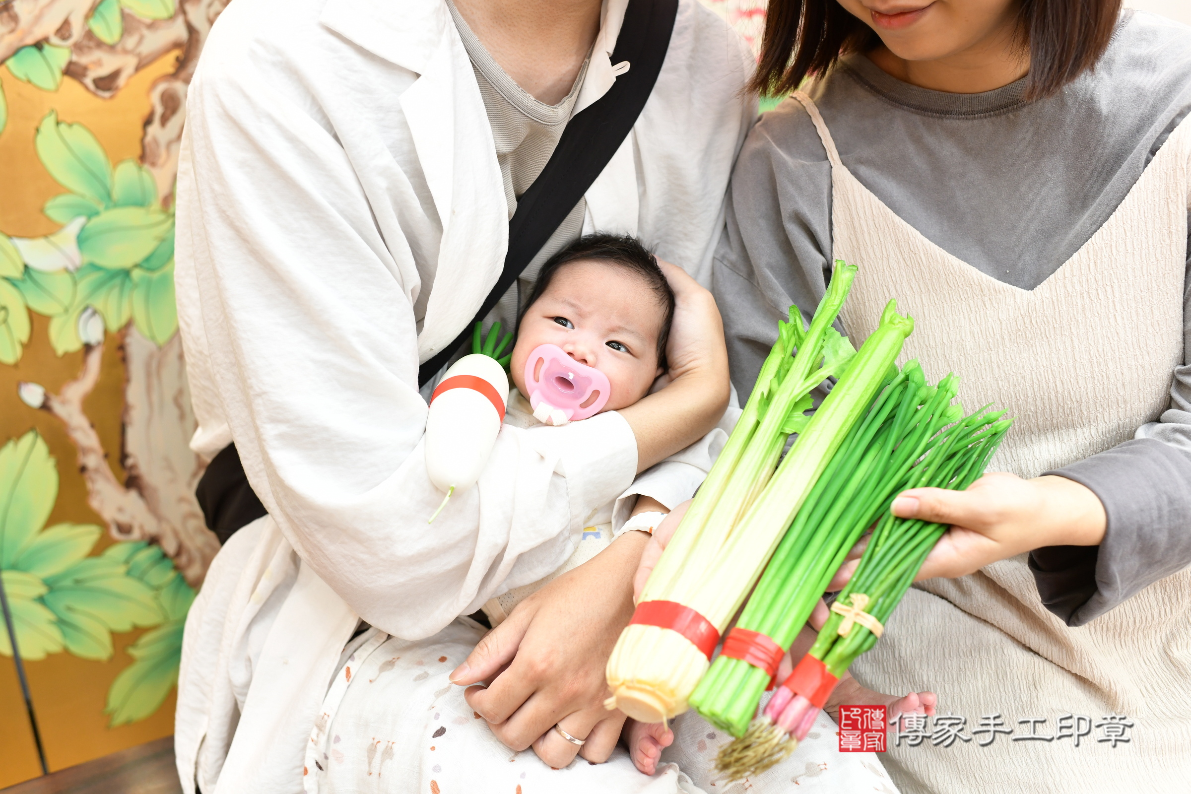安安寶寶(台北市大同區嬰兒寶寶滿月剃頭理髮、嬰兒剃胎毛儀式吉祥話)。中國風會場，爸媽寶貝穿「日中韓」古裝禮服。專業拍照、證書。★購買「臍帶章、肚臍章、胎毛筆刷印章」贈送：剃頭、收涎、抓周，三選一。2025.7.23，照片14