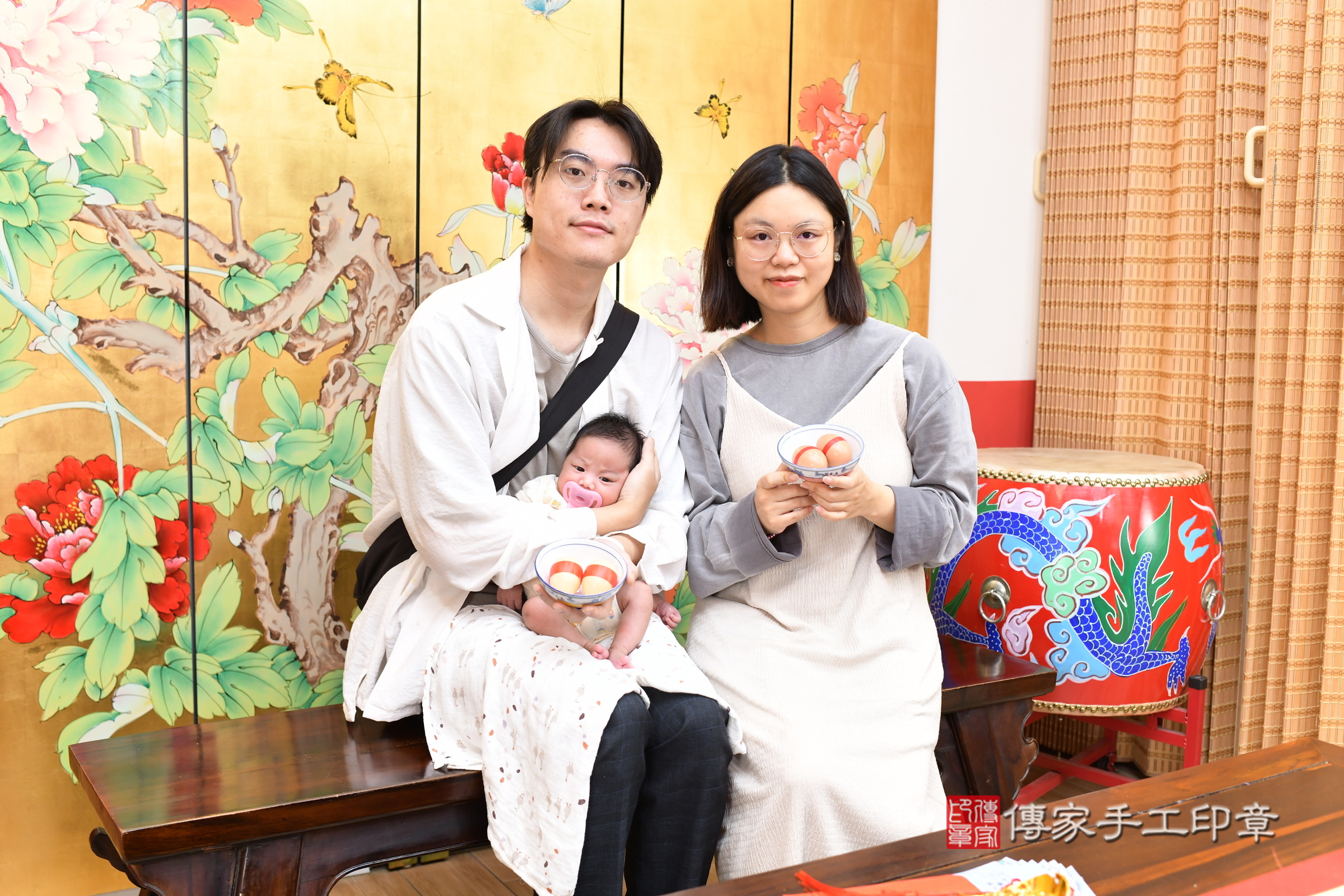 安安寶寶(台北市大同區嬰兒寶寶滿月剃頭理髮、嬰兒剃胎毛儀式吉祥話)。中國風會場，爸媽寶貝穿「日中韓」古裝禮服。專業拍照、證書。★購買「臍帶章、肚臍章、胎毛筆刷印章」贈送：剃頭、收涎、抓周，三選一。2025.7.23，照片7