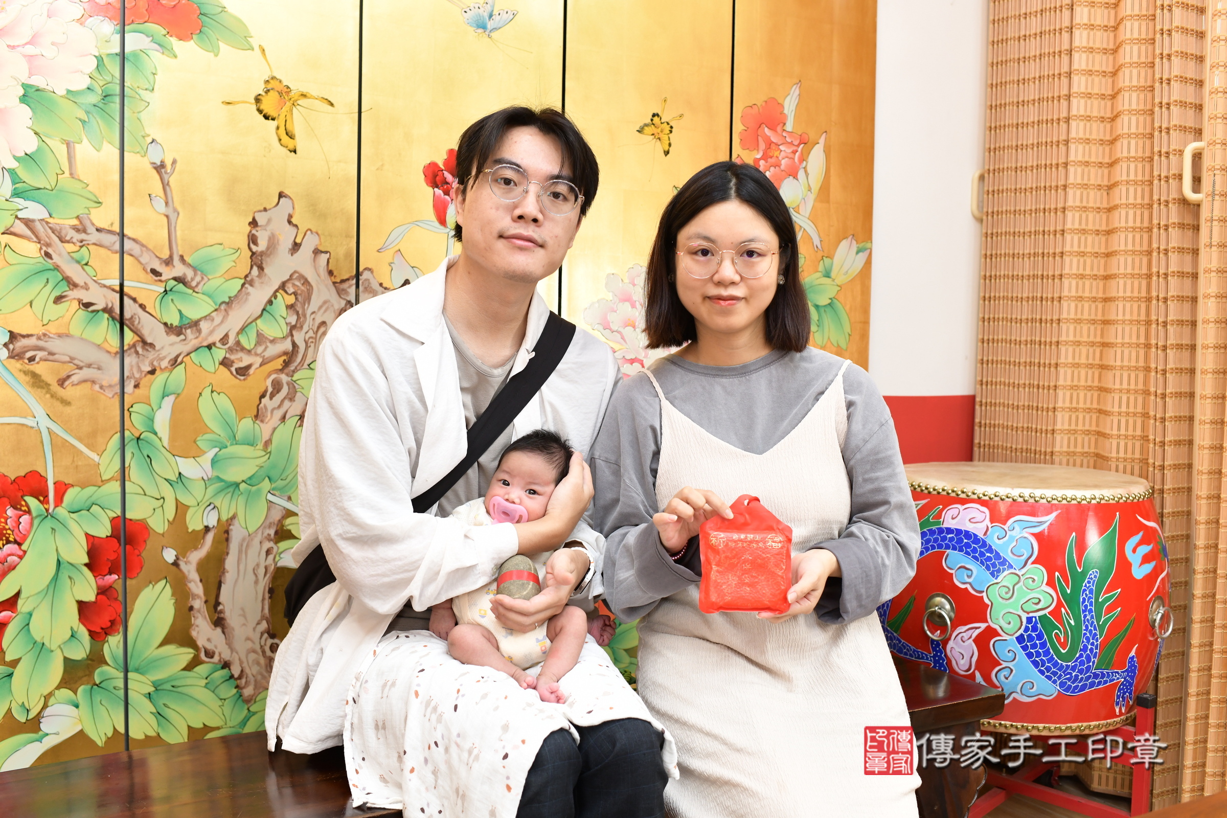 安安寶寶(台北市大同區嬰兒寶寶滿月剃頭理髮、嬰兒剃胎毛儀式吉祥話)。中國風會場，爸媽寶貝穿「日中韓」古裝禮服。專業拍照、證書。★購買「臍帶章、肚臍章、胎毛筆刷印章」贈送：剃頭、收涎、抓周，三選一。2025.7.23，照片9