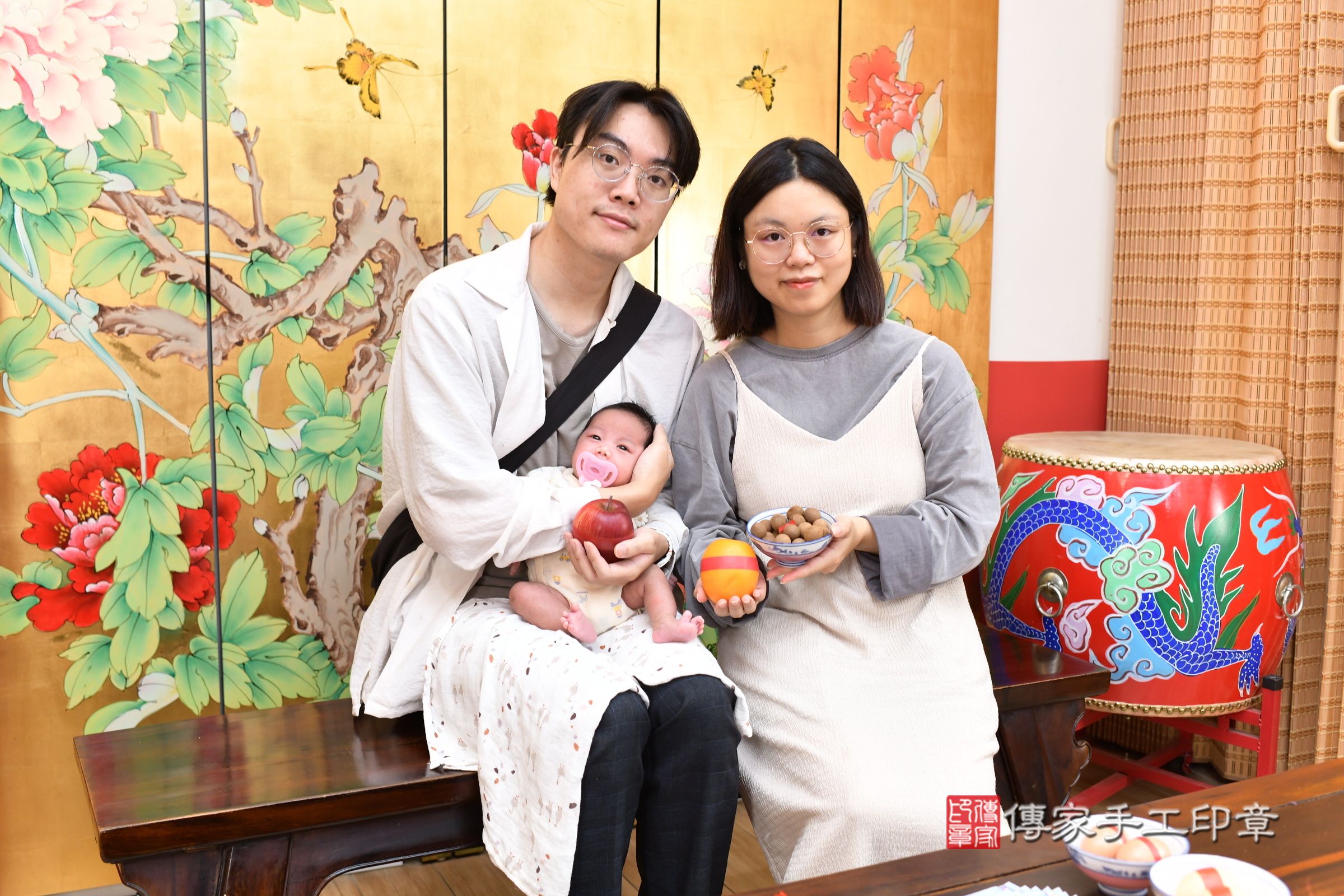 安安寶寶(台北市大同區嬰兒寶寶滿月剃頭理髮、嬰兒剃胎毛儀式吉祥話)。中國風會場，爸媽寶貝穿「日中韓」古裝禮服。專業拍照、證書。★購買「臍帶章、肚臍章、胎毛筆刷印章」贈送：剃頭、收涎、抓周，三選一。2025.7.23，照片11